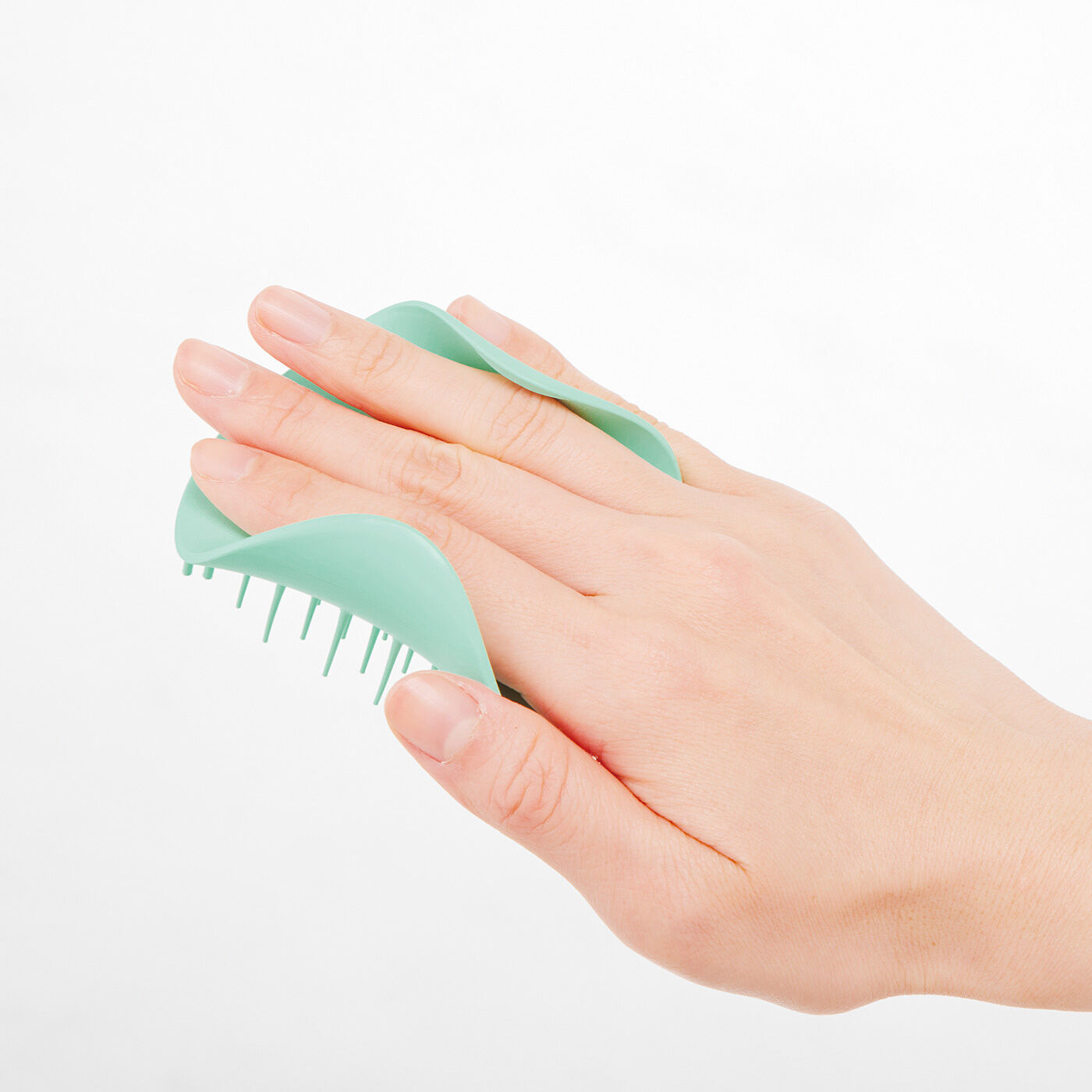 flufeel［フラフィール］|手にフィットで地肌すっきり　マッサージしながら健康習慣　タングルティーザー　頭皮ケアブラシの会|手にフィットするサイズ感