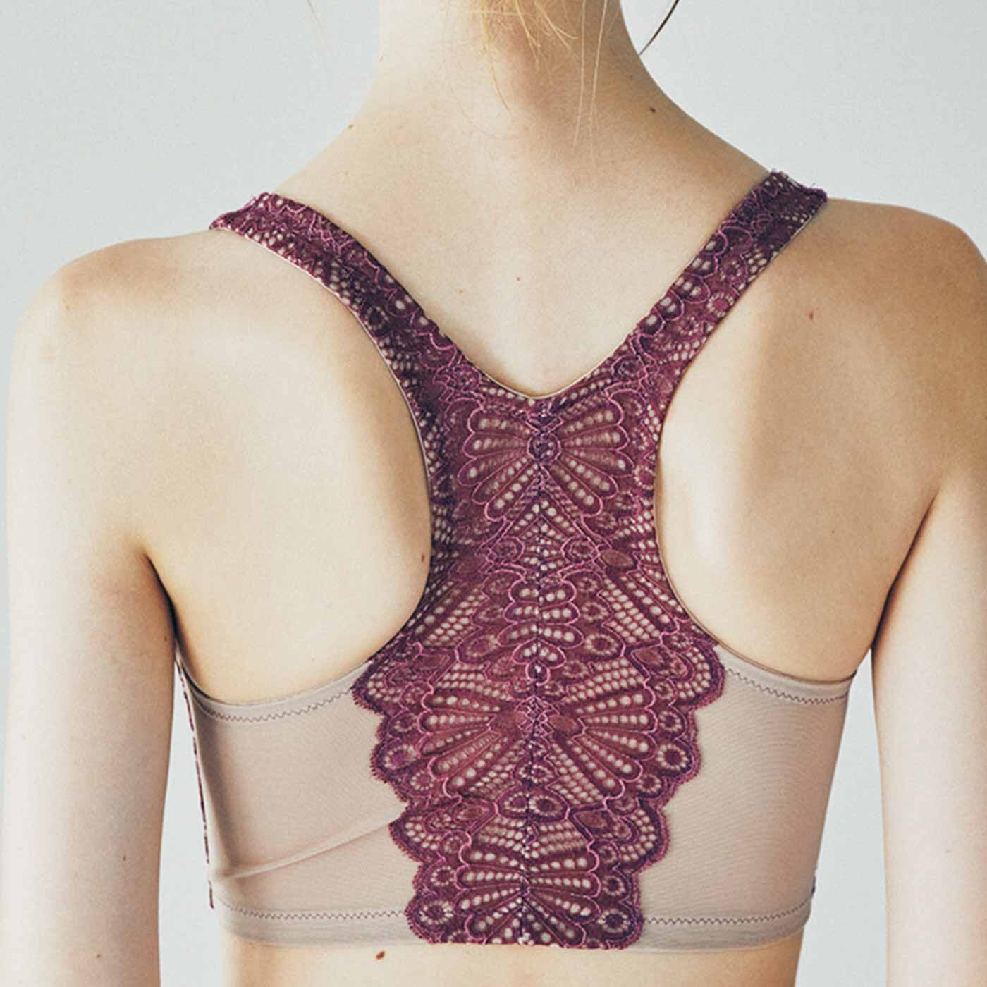 flufeel［フラフィール］|肩をいたわりたい女性のための フロントジッパーで着脱らくらくブラの会|ブラのストラップが肩甲骨に当たる面積を減らすことで、肩甲骨を自由に動かせるように設計。