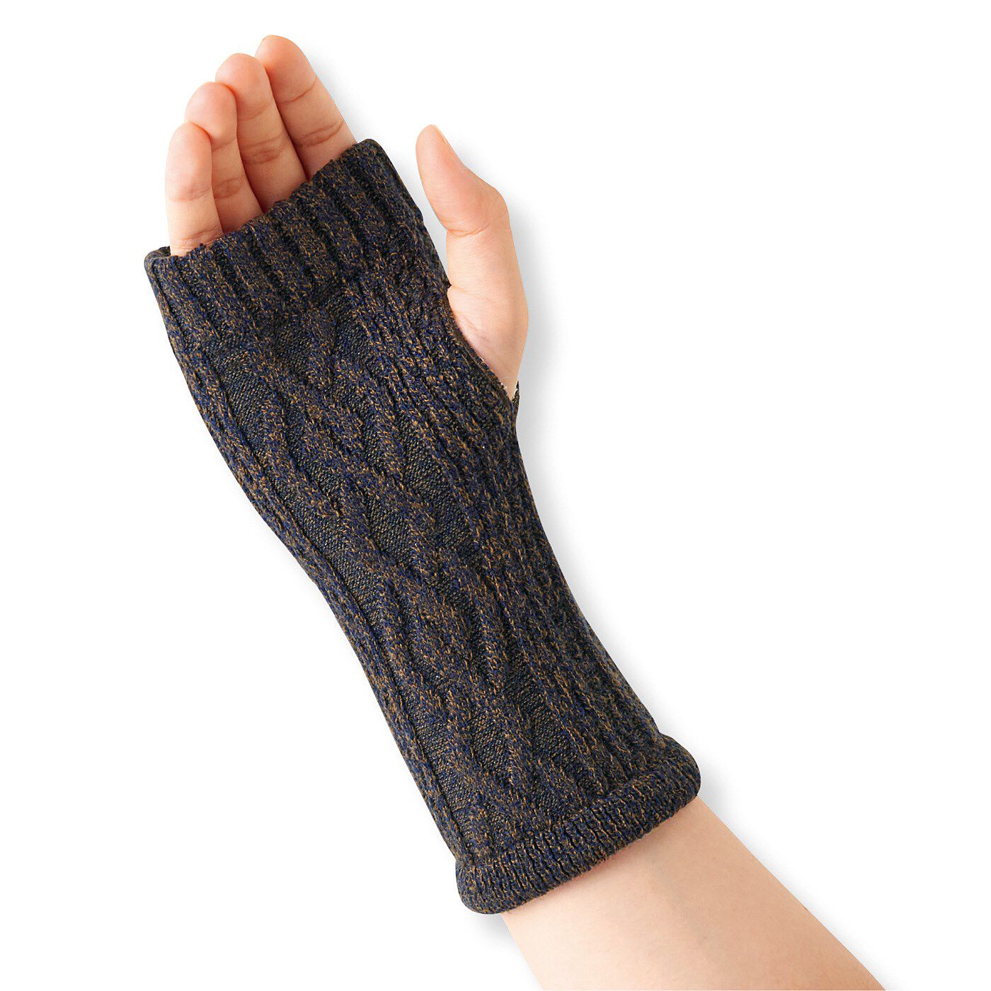 flufeel|肌側シルク混で手もとにぬくもり　アラン編みのハンドウォーマーの会|親指ホール付きで、スマホの操作もしやすい。