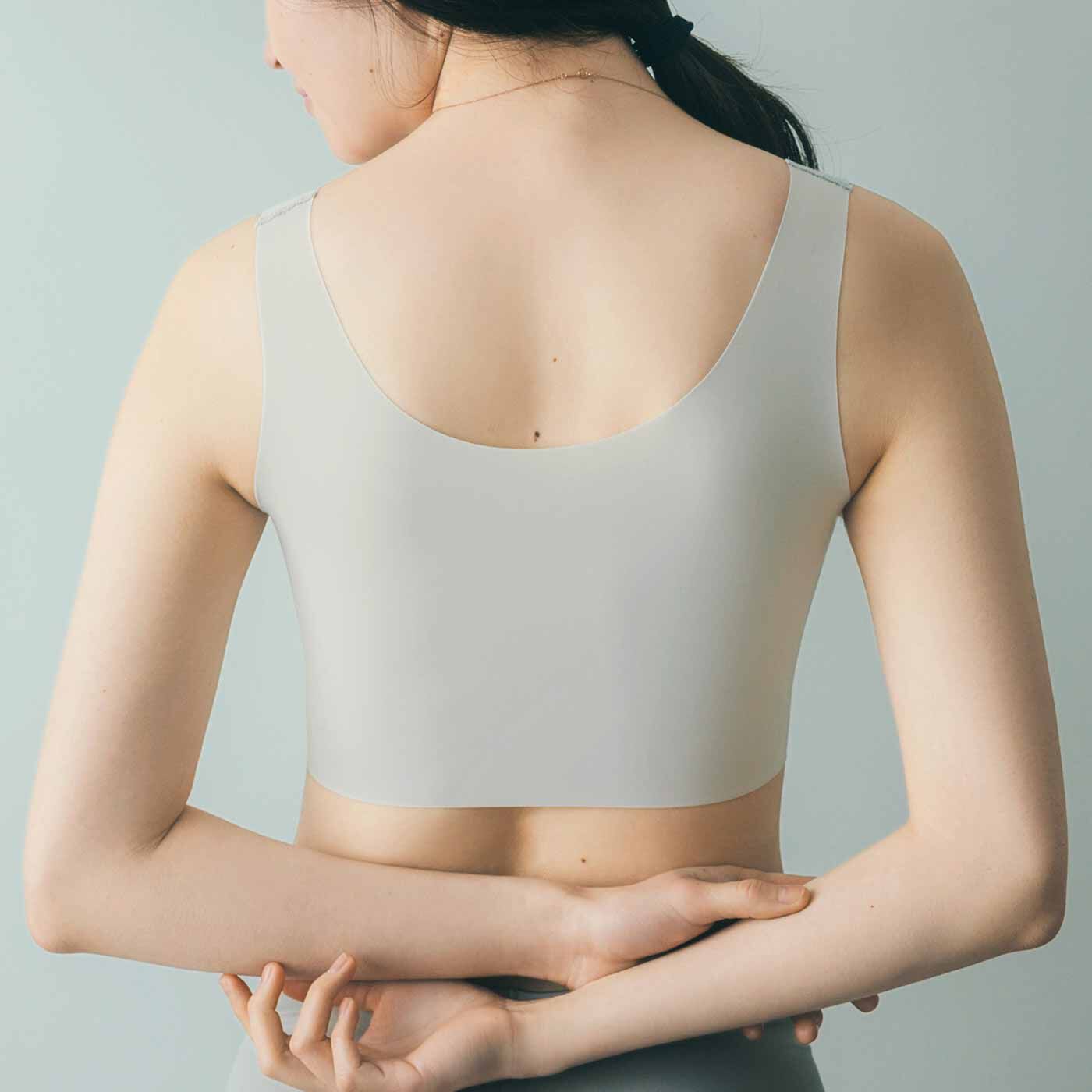 flufeel|【7月分以降お届け】肌当たりも着け心地もこだわりぬいた 基礎化粧フラットブラの会|背面フリーカットでピタッとフィット。