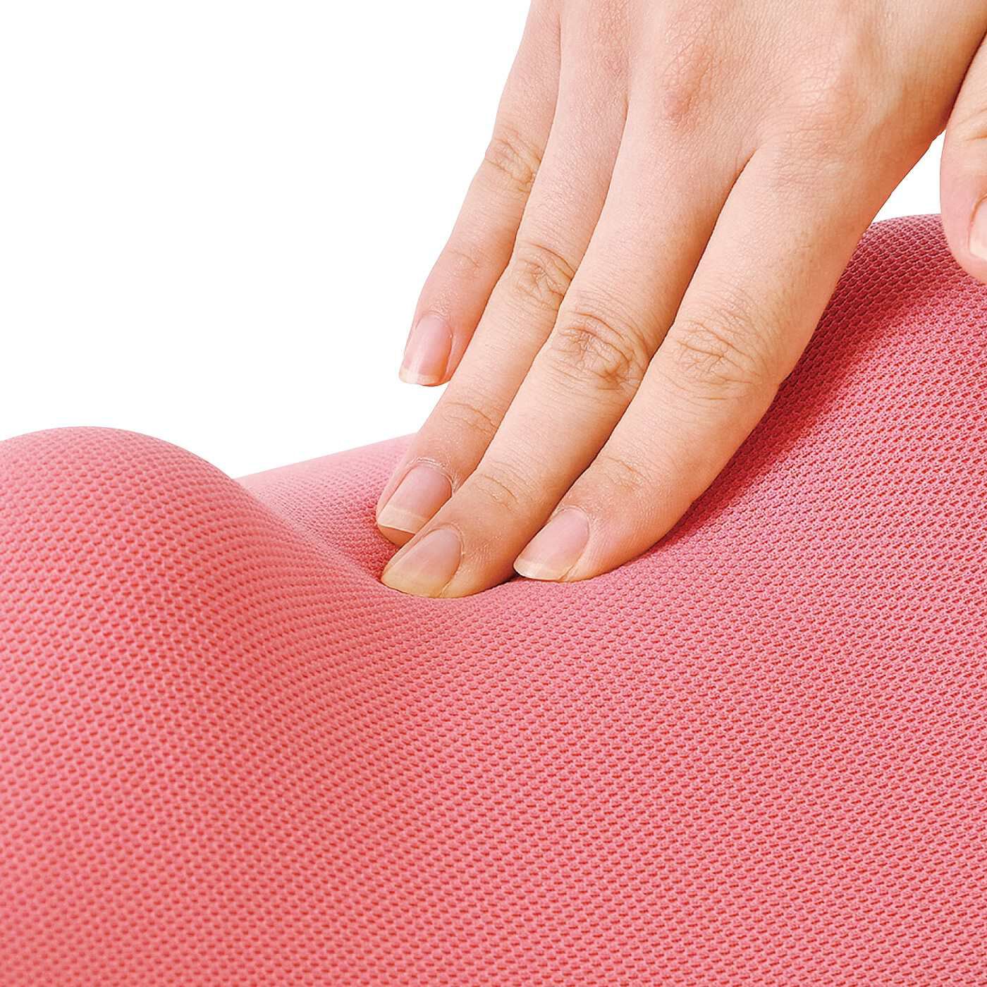 flufeel［フラフィール］|ふたつのボールがグイっと押す！　寝ても座っても使える背筋サポートクッション〈ネイビー〉|クッション部分はウレタンでもっちり感たっぷり。　※写真はピンクです。