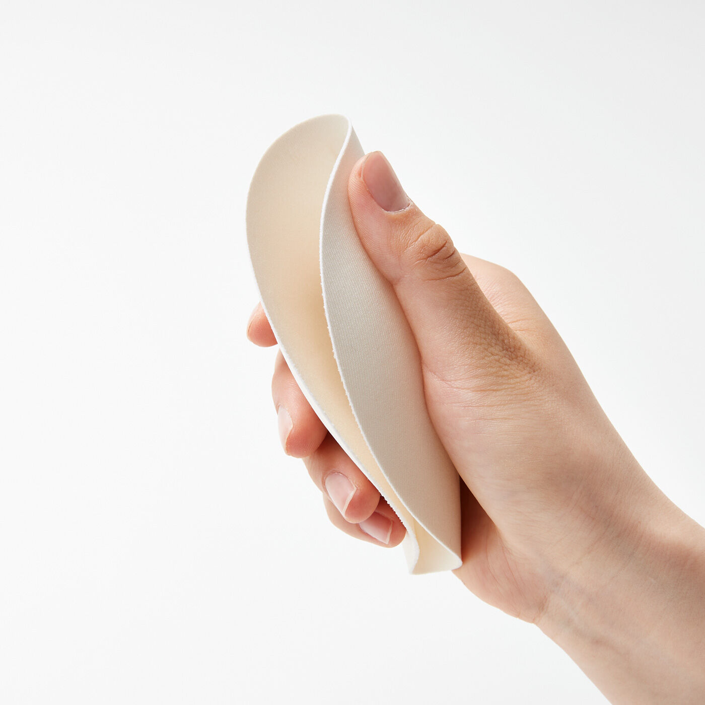 flufeel［フラフィール］|ユルセルフ 何もしたくない日の味方 レースでバストと気持ちもぐーんと包む しあわせ感じるブラの会|羽のように薄くてやわらかなカップ。