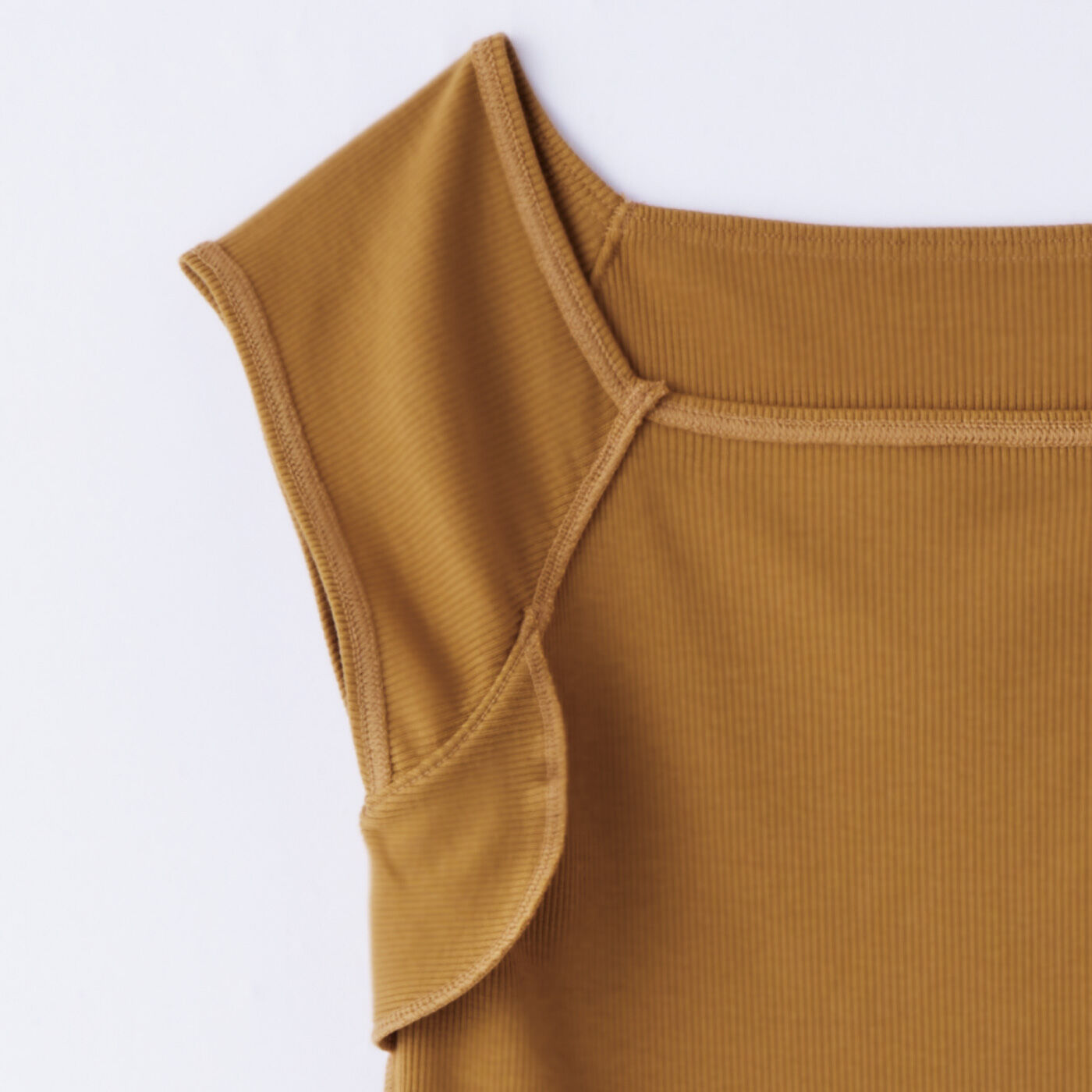 flufeel［フラフィール］|チラ見えを回避したい女性のためのこだわりリブインナーの会|わきの内側に汗ガードが内蔵。わき汗対策もばっちり。