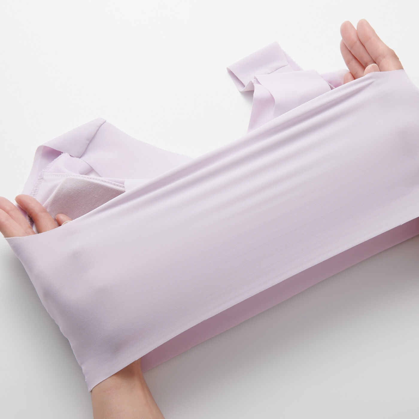 flufeel［フラフィール］|締め付けずに横流れガード しなやかに包み込む 美麗なナイトブラの会|身生地全体に伸びのよいフリーカット素材を使用。スムーズに着用することができて快適です。