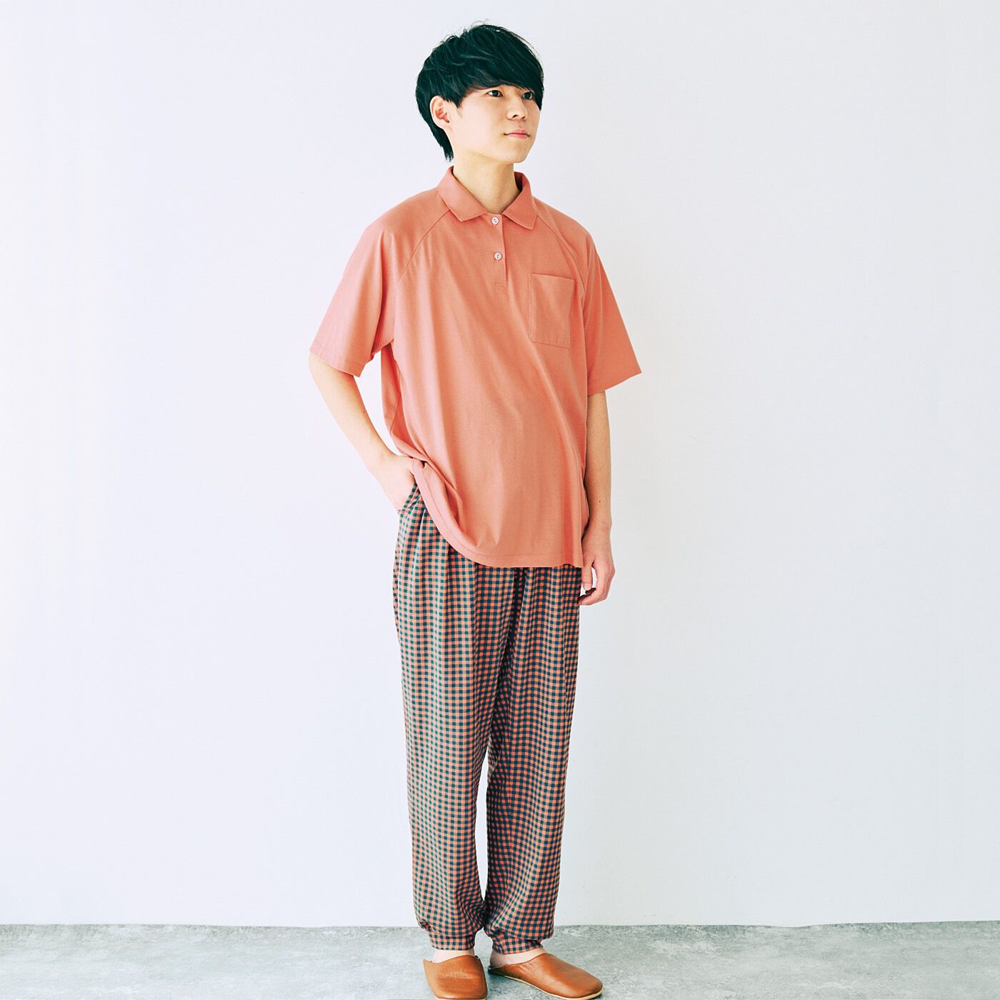 flufeel［フラフィール］|くったりらくちん　ポロシャツ風トップスとギンガムボトムスの綿混ウェアセットの会|家族やパートナーとおそろいで着られるユニセックスなデザイン。※モデル身長169cmLLサイズ着用