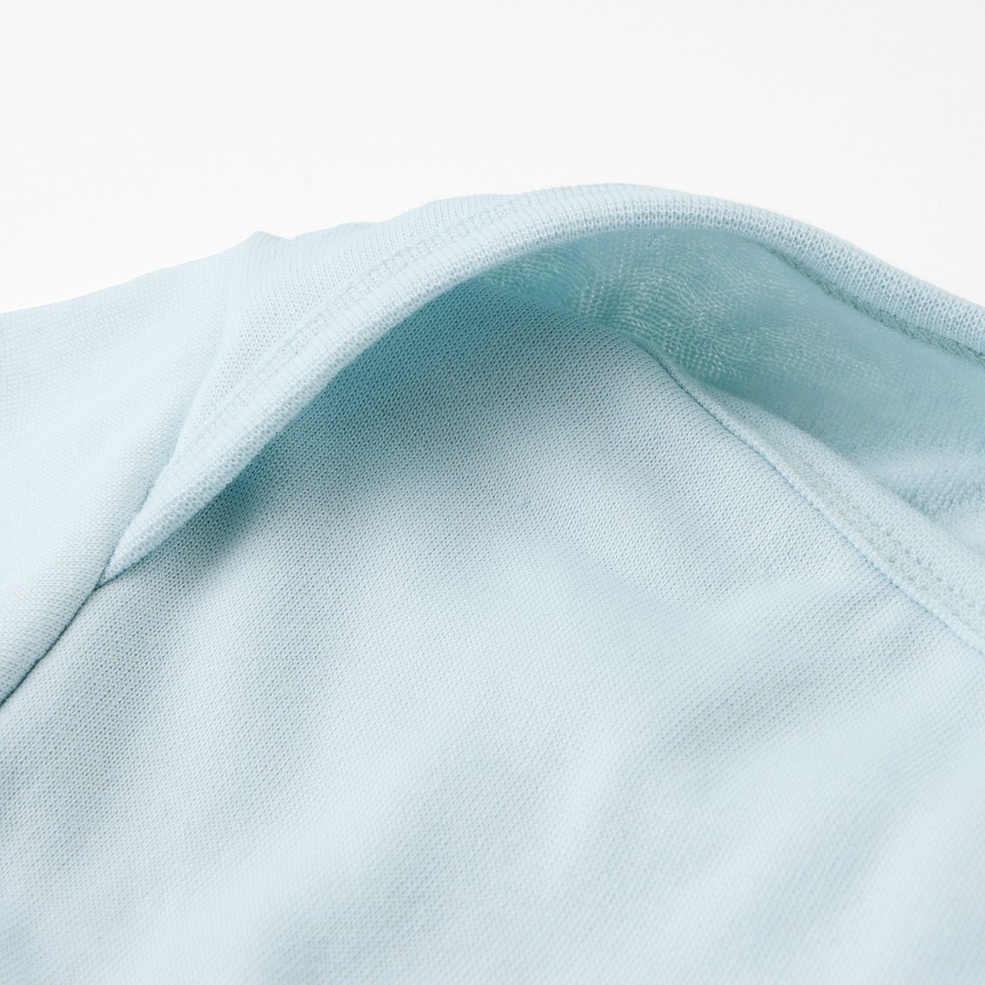 flufeel［フラフィール］|体調の悪い日や頑張（がんば）った日に自分を甘やかしてあげる　肌側パイルのセットアップの会|衿もとは着脱の負担が少ない肩カシュクール仕様。