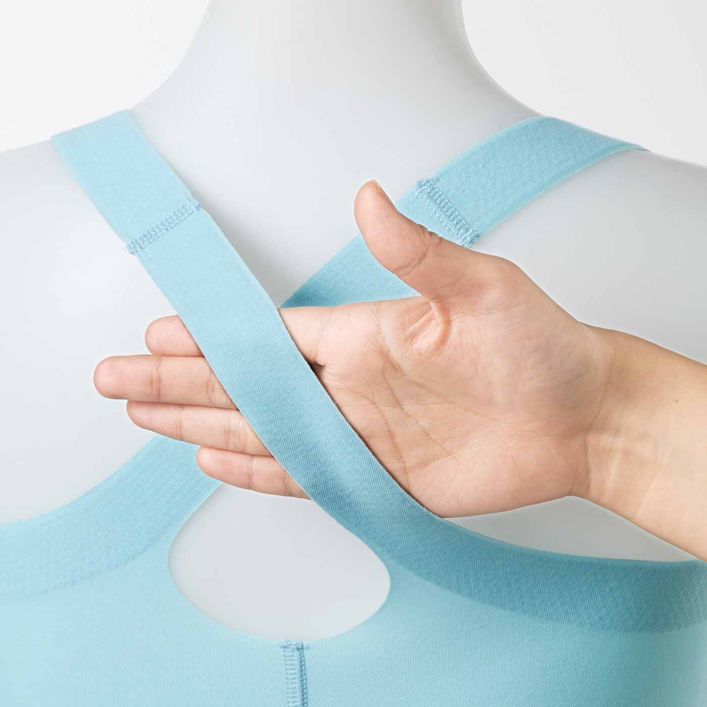 フラフィール|肩甲骨をらくらく意識で背筋ピン！ ヨガ気分ブラ〈綿混/ソフト〉の会|背筋をしっかり固定しつつ、3Dストラップが可動式で肩甲骨がしなやかに動きやすい。