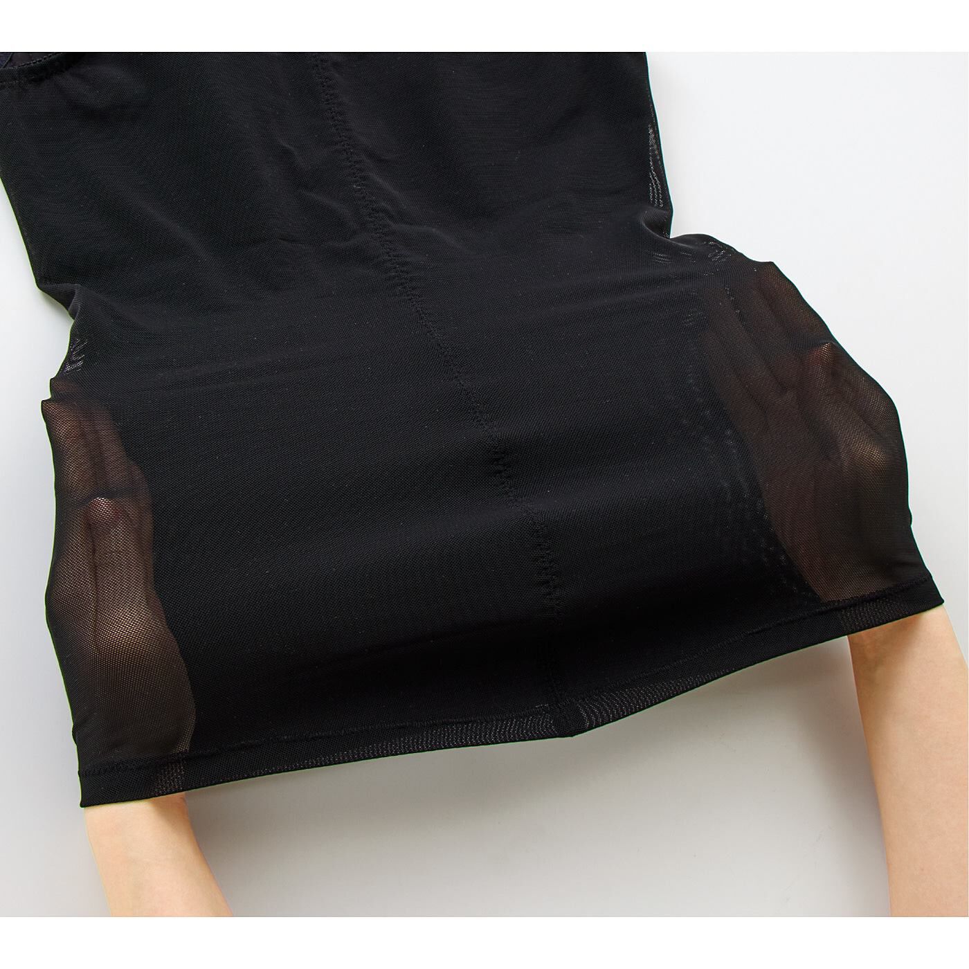 flufeel［フラフィール］|スルッと着られて上半身まるごとシェイプ　すっきり見せシェイパー〈3L〉の会|伸びのよいパワーネット仕立てで、肌心地はさらり。