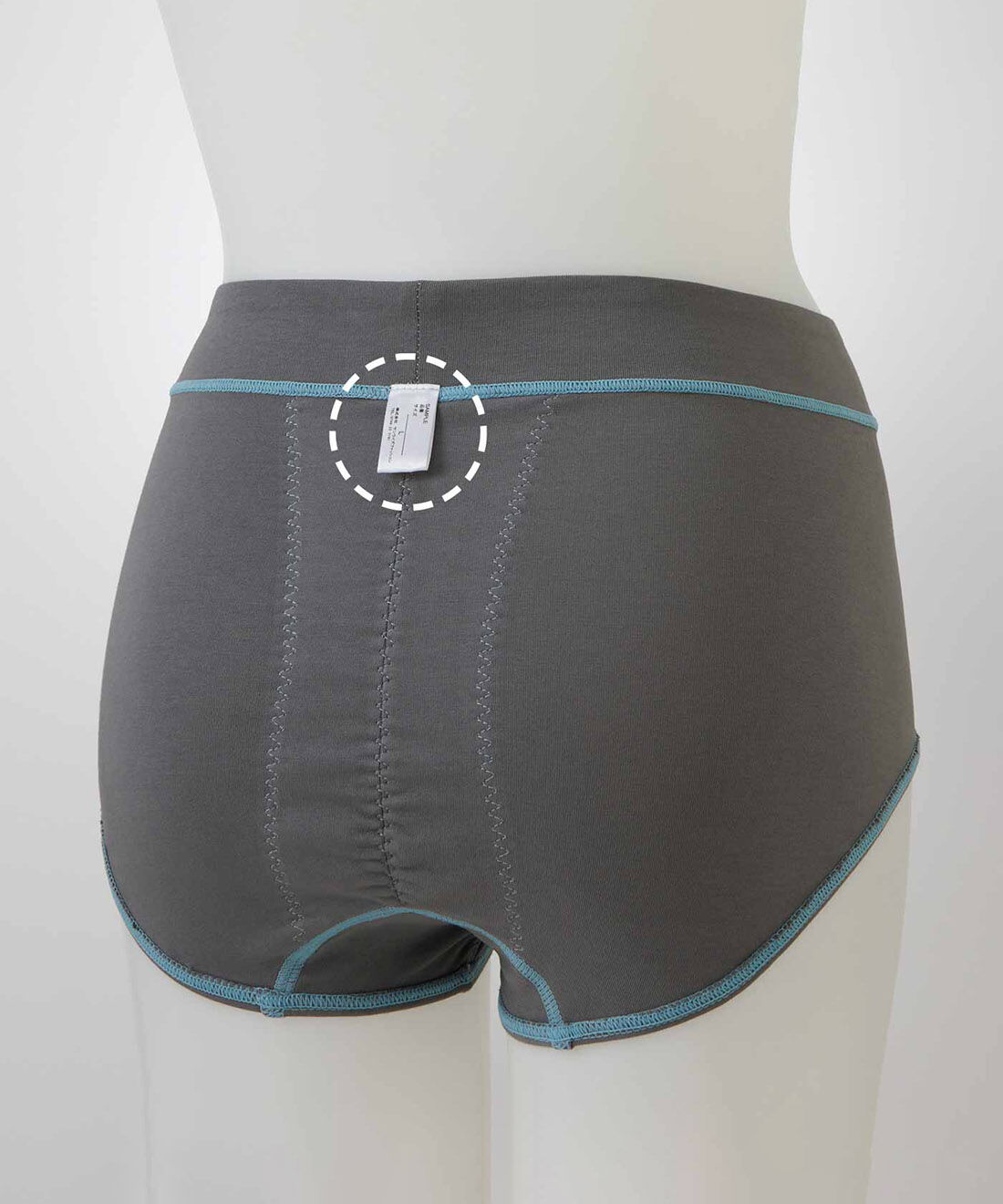 flufeel|骨盤底筋引き上げサポート 肌当たりも考えた バイカラー綿混ショーツの会|Back　タグは肌に当たらないように外側に付いています。