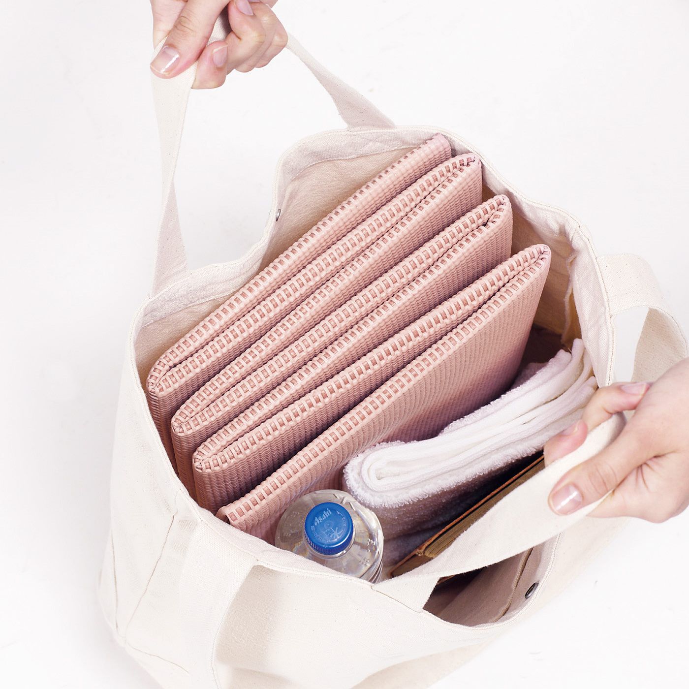 flufeel|収納や持ち運びに便利　折りたたみヨガマット〈ピンク〉|たたむと、A３サイズのバッグにすっぽり入ります。