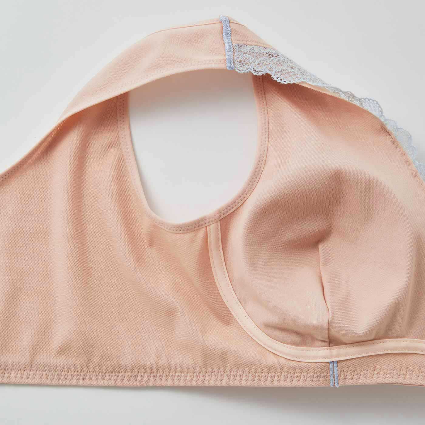 flufeel［フラフィール］|ピンクリボン×すべての女性へ 前向きな気持ちを応援する フロントオープンブラの会|肌当たりに配慮し、縫い目やゴムなど気になる部分はチクチクしないよう、極力外側へ。洗濯ネームも肌に当たらないよう工夫しています。