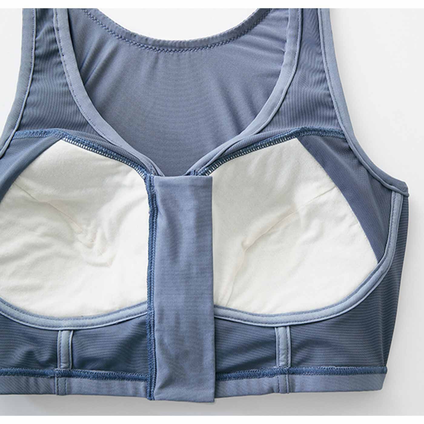 flufeel［フラフィール］|のびのび動けて着脱時短！ フロントジッパーデイ＆ナイトブラ〈4L～6L〉の会|カップも広めの設計。やわらかな肉質の胸をしっかり包みます。