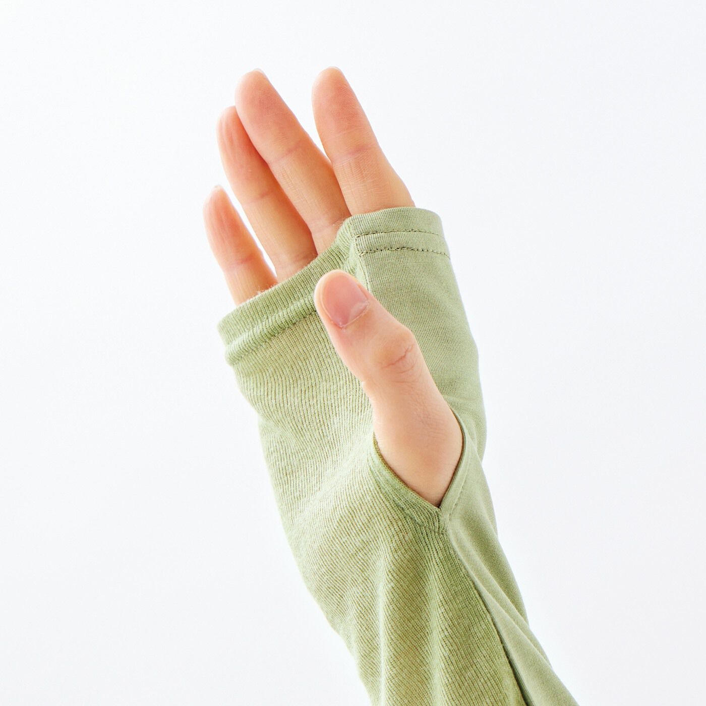 flufeel|大人の身だしなみ　シアー使いでむれにくい　接触冷感＆UV対策アームカバーの会|親指を出せるサムホール付き。手の甲までしっかりカバーします。