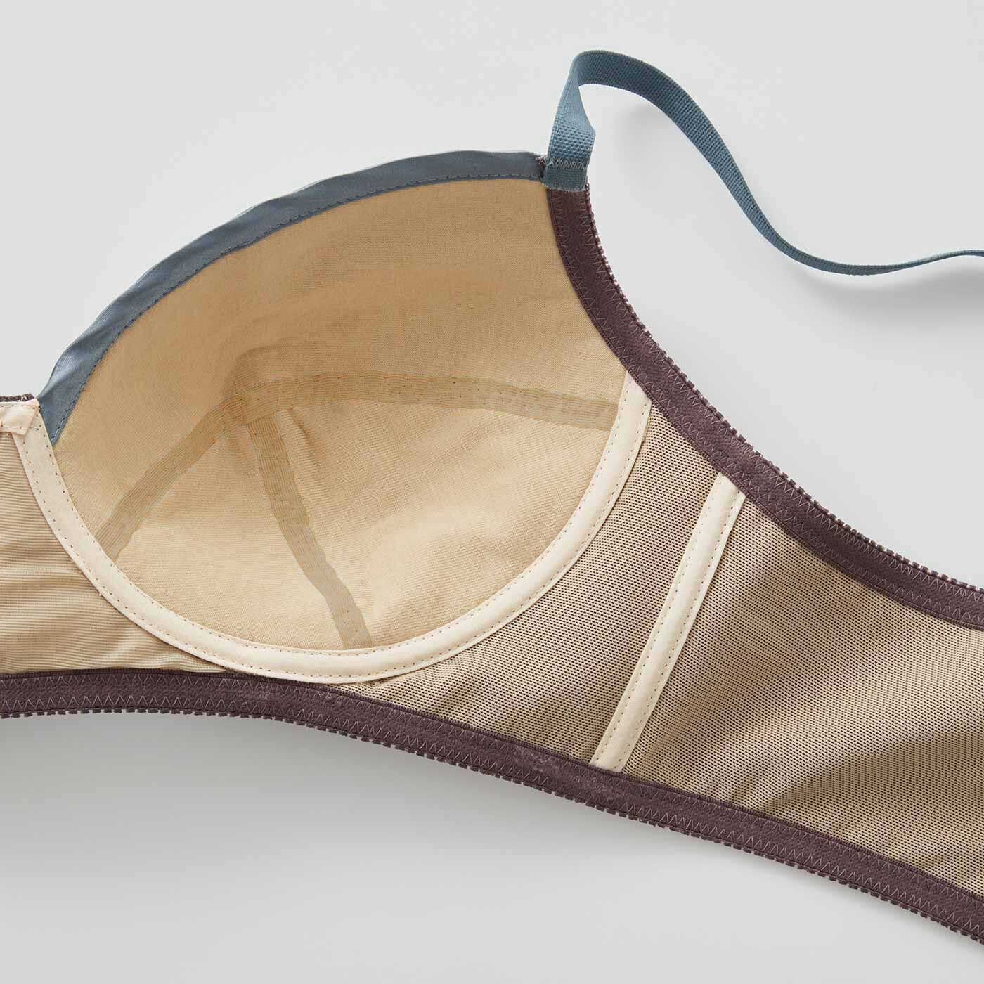 flufeel［フラフィール］|目を惹（ひ）く知的なグレンチェック トラッドな雰囲気が漂う 引き締め印象ブラ＆ショーツの会|こだわりのノンワイヤーカップでやさしく包み、わき高構造でわき肉の段差も解消。