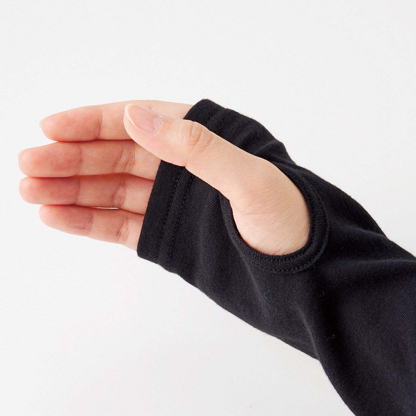 flufeel|綿100％でUV対策！　ハイネックで重ね着見せもできる 指穴付き長袖インナーの会|指穴付きで、手の甲もすっぽりカバーできます。