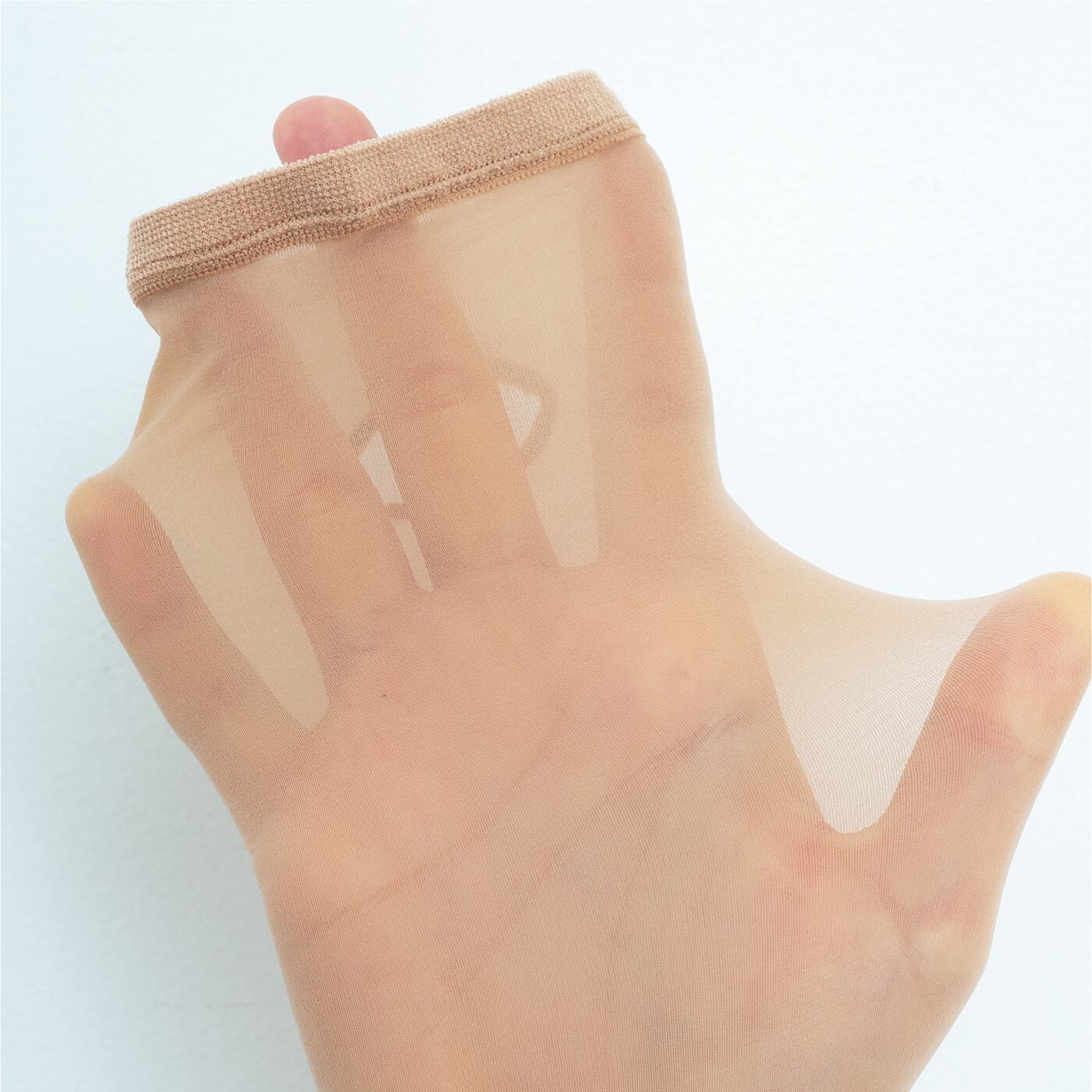 flufeel|均一美肌を演出　基礎化粧セレクト　素肌風アームカバーの会|親指を通せる穴付き。手の甲までカバーします。