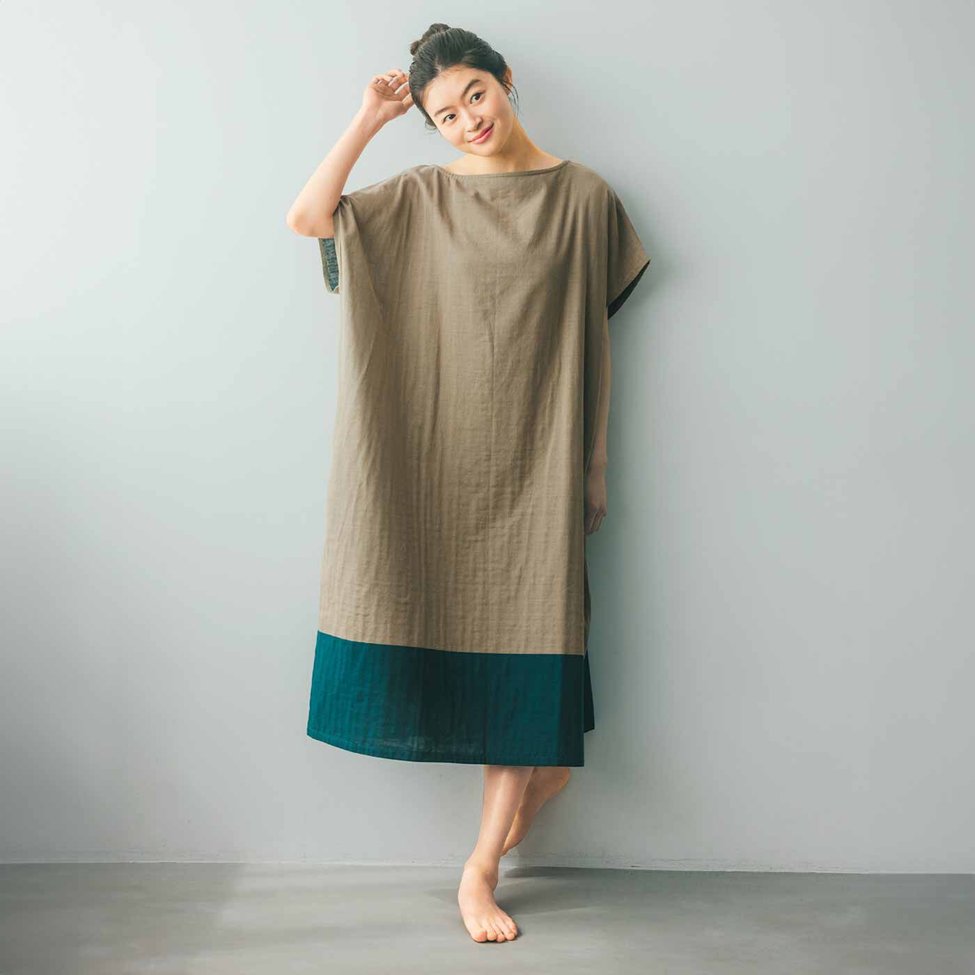 flufeel|お風呂上がりから寝るまでさわやか ダブルガーゼが心地いい 着るバスタオル〈オーガニック/ハンサムバイカラー〉の会|引かない汗にすぽっと着るだけ。