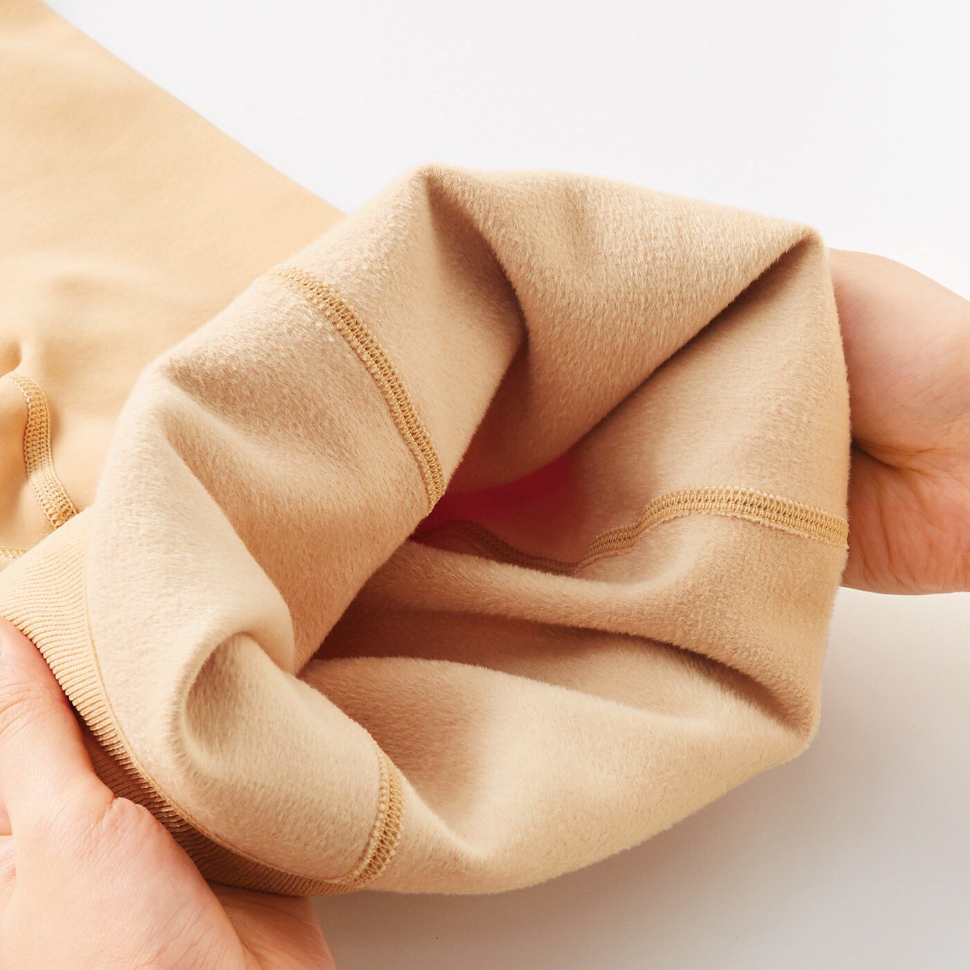 flufeel［フラフィール］|寒がりさんの救世主！ 裏ボアなのに素肌見え　ベージュタイツの会|肌側はボアで、はくだけでぬくぬく！