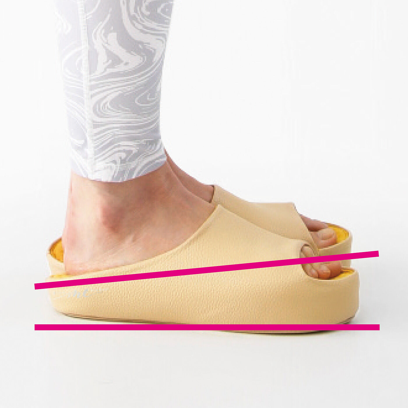 flufeel［フラフィール］|助産師監修　お部屋で履くだけキュっと意識　骨盤底筋スリッパ〈ブラック〉|後傾になることで、からだの重心を意識しやすくなり、骨盤まわりをサポート。※写真は〈ベージュ〉です。