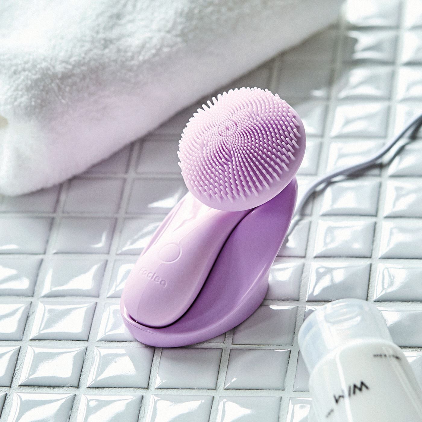 flufeel|新感覚の磁気と音波振動　濃密泡ですっきり洗う うねって揺れ動く洗顔ブラシ〈パープル〉|オン・オフとモードチェンジもスイッチひとつ。ブラシ部分はやわらかなシリコーンで、丸洗いできます。