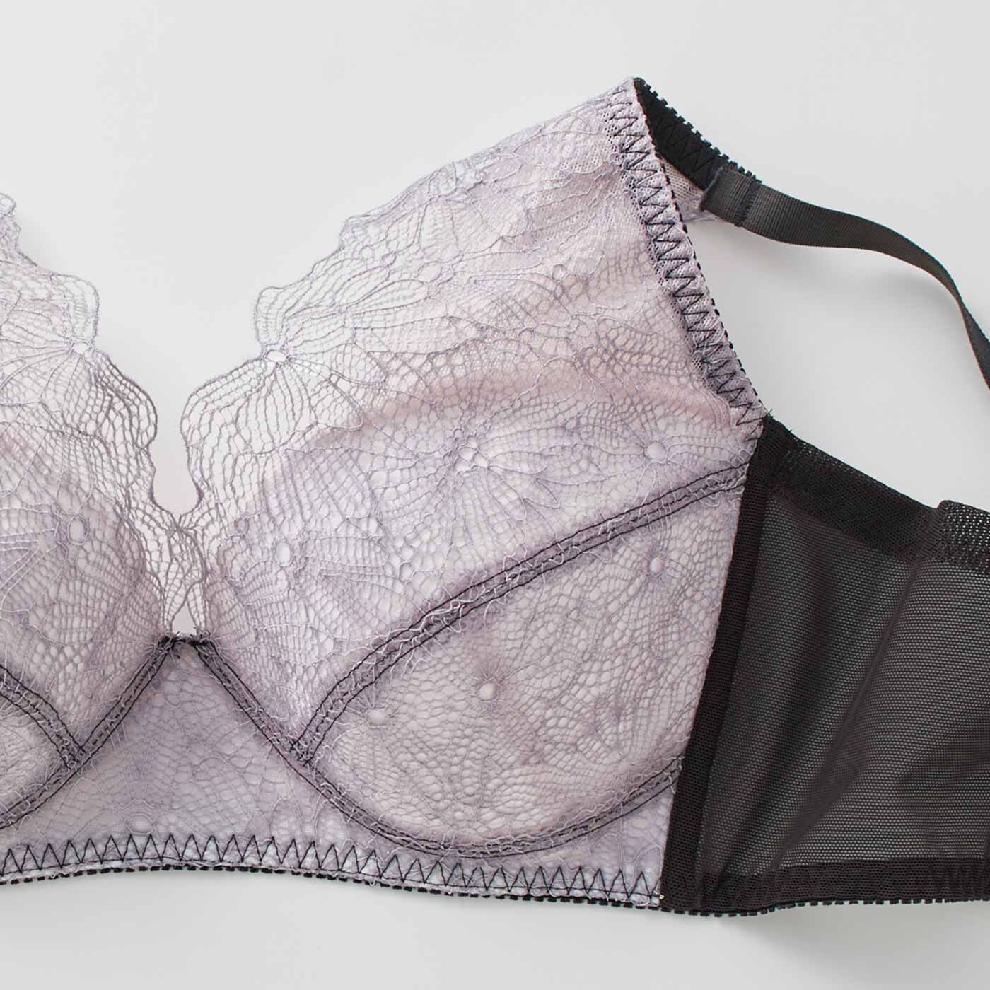 flufeel［フラフィール］|ピンクリボン×すべての女性へ 快適さと美しさの両立 心が躍るレースブラの会|華やかで軽やかな印象のレース。カップとの2重構造でバスト全体を包み込みます。