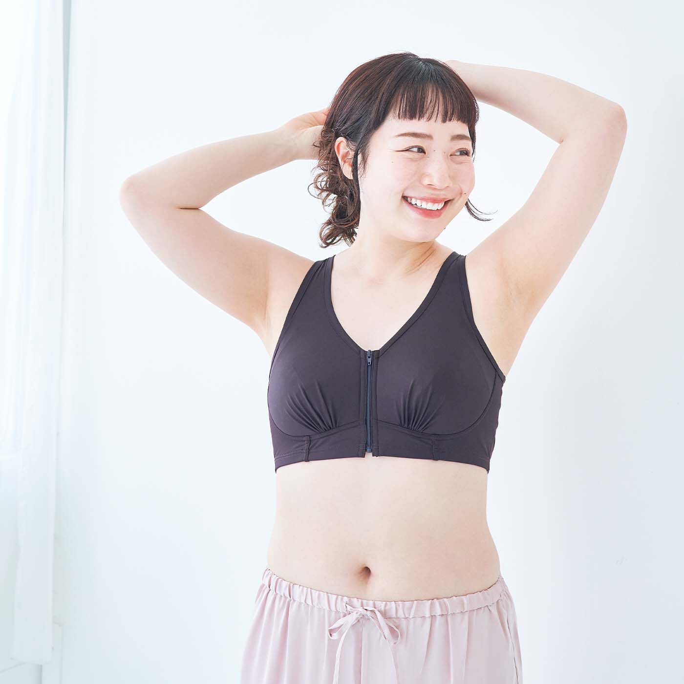 flufeel［フラフィール］|のびのび動けて着脱時短！ フロントジッパーデイ＆ナイトブラ〈4L～6L〉の会|サイズ展開豊富なこちらのアイテムをプラスサイズモデルさんに着用してもらいました。