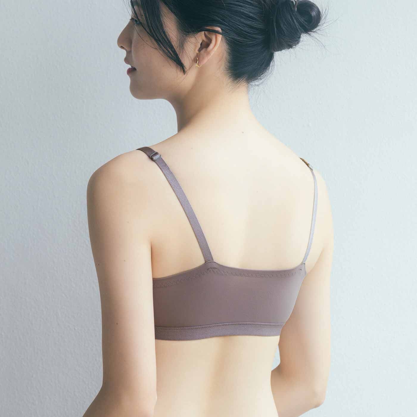 flufeel［フラフィール］|補整初心者さんのための ワンタッチでバスト整う 優美なフロントオープンブラの会|しっかりと生地が伸びて背中にフィット。段差にもなりにくい。