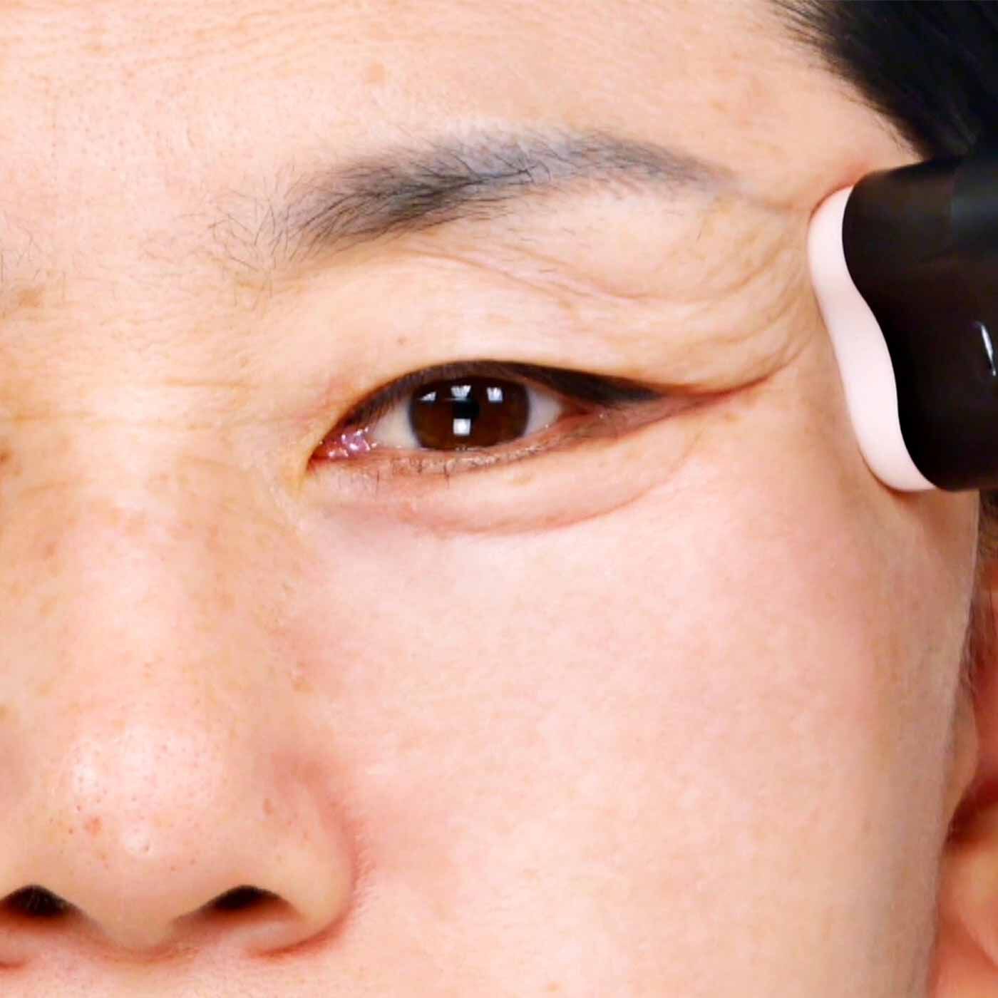flufeel|しわを目立たなく見せ若々しい美肌印象へ サーメージトーンアップリフティングバーム|【メイク前→メイク中】気になる肌のしわを目立たなく見せ若々しい美肌印象（※）へ。 ※メーキャップ効果
