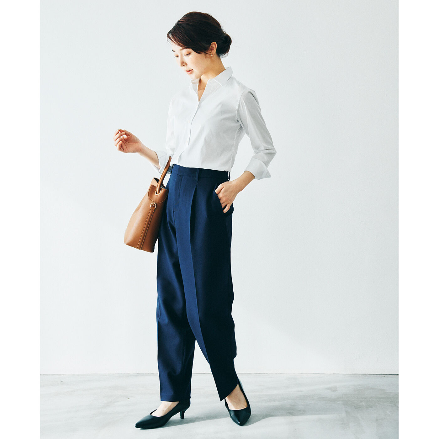 flufeel［フラフィール］|スラっとピン！ スーツ姿を応援する　ヨガ気分×フラットブラタンク〈for work〉の会|※〈深呼吸の紅〉着用