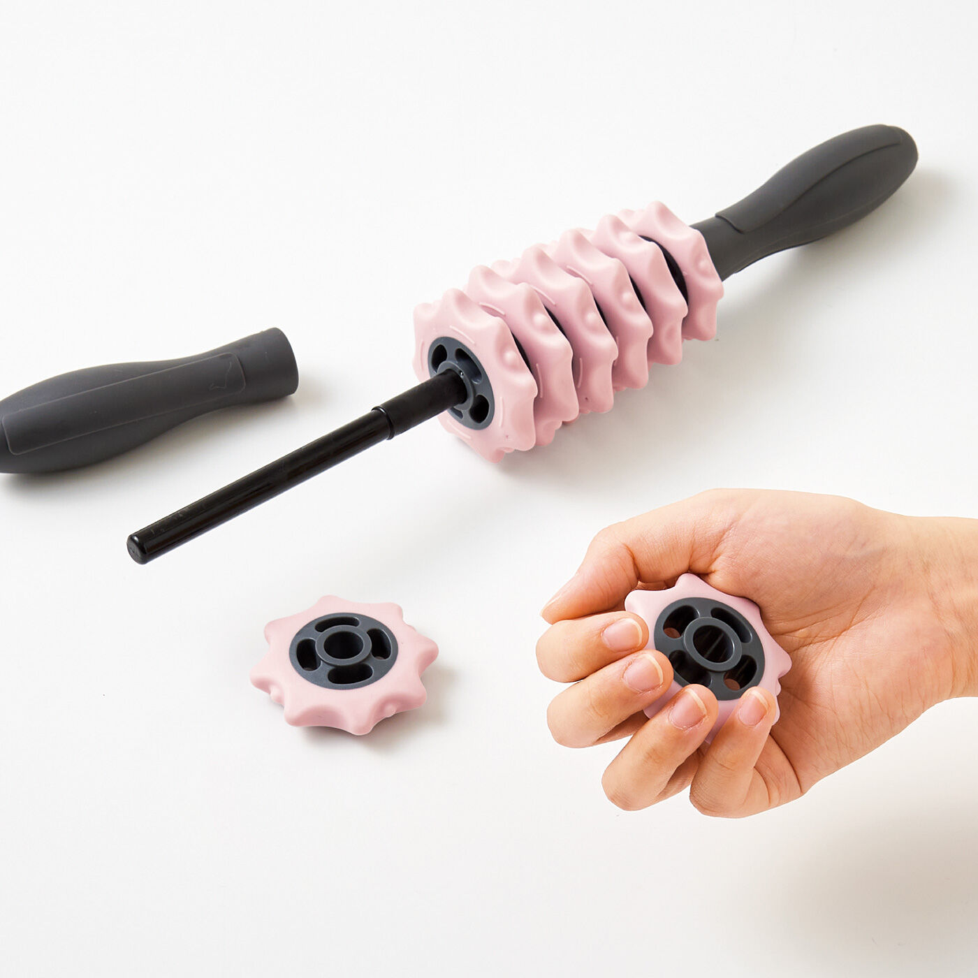 flufeel［フラフィール］|ゴリゴリ刺激で全身ほぐし　カスタマイズできる３-WAYローラースティック〈シルキークリーム〉|3．手でにぎったり、気になる部位に当ててほぐしたりピンポイントに刺激。（画像は〈ピンク〉です。）