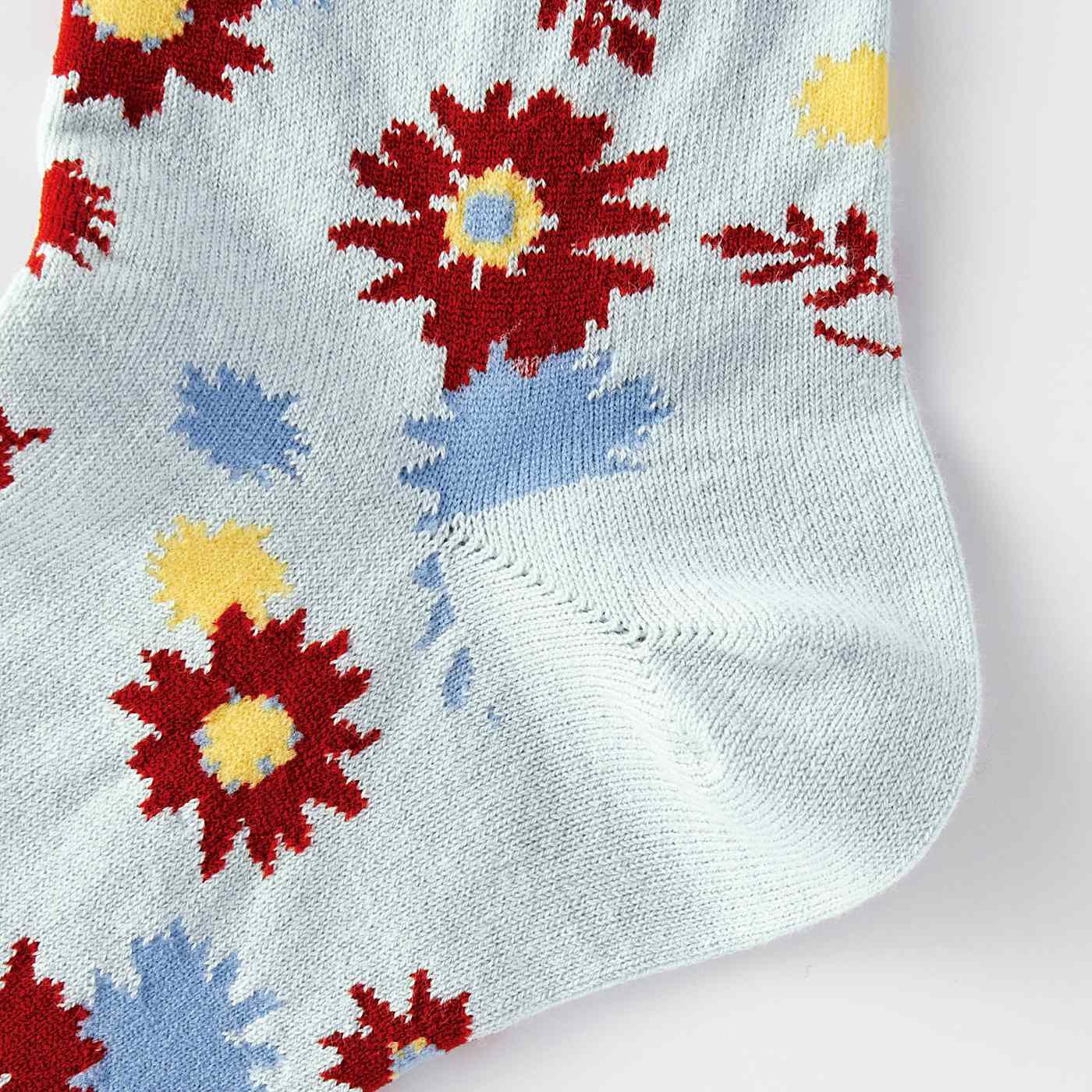 フェリシモの雑貨 Kraso|遊び心を添えて気持ちを伝える　お花のメッセージ靴下の会|かかと部分は、立体的に編み上げたYヒール編み。かかとのホールド感がアップし、脱げにくい仕様に。