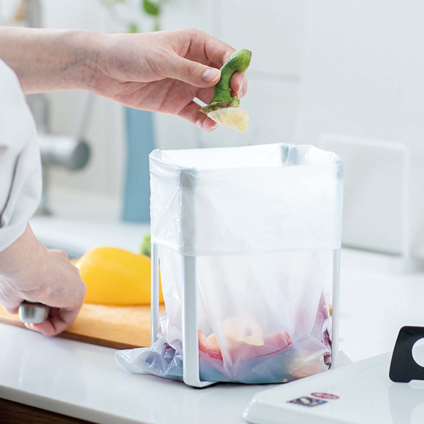フェリシモの雑貨 Kraso|1/d MINI GARBAGE BAGS　ミニごみ袋（詰め替え用）の会|料理中にサッと生ごみを捨てるのに便利なサイズ。