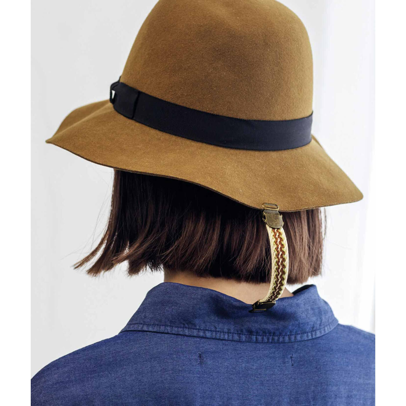フェリシモの雑貨 Kraso|UP.de　ほっそりラインが手に入る きれいめさんのシェイプホルダーの会|帽子と服を留めておけば、風で帽子が飛んでも安心。アクセサリー感覚で使ってみて。　※写真は「ほっそりラインが手に入る カジュアルさんのシェイプホルダーの会」です。