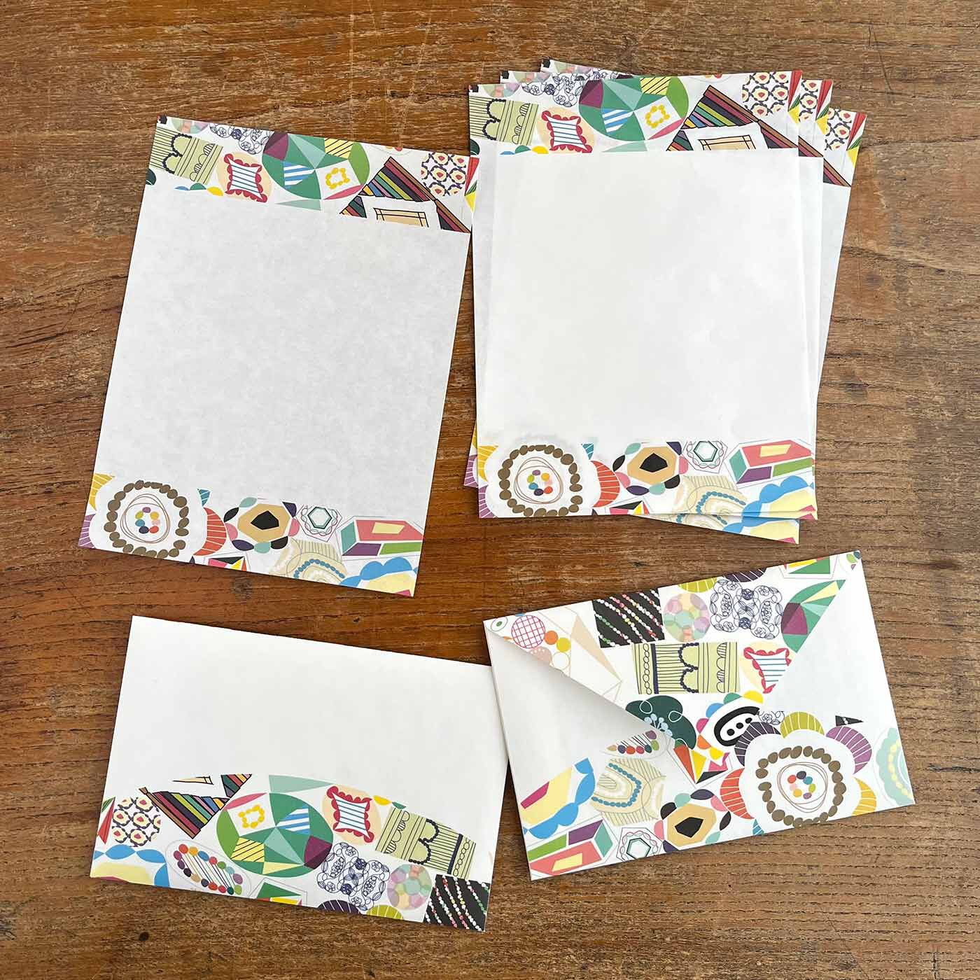 フェリシモの雑貨Kraso|【ｄｏｏｐ】マスキングテープ＆レターセットの会|封筒は、張りのあるしっかりした紙を使用。発色もきれい。便箋は、うっすら透ける感じ。マットで書きやすい質感の紙を使用。