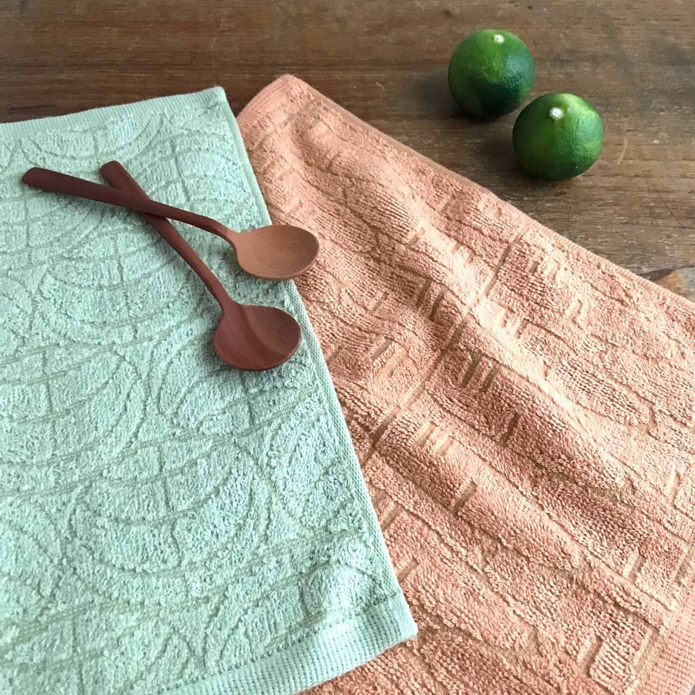 フェリシモの雑貨 Kraso|泉州のこだわりがギュッとつまった　「雫」ハンドタオル２枚セットの会|【松波キャベツ染め】と【彩誉にんじん染め】。キャベツの地模様の愛らしさったら！