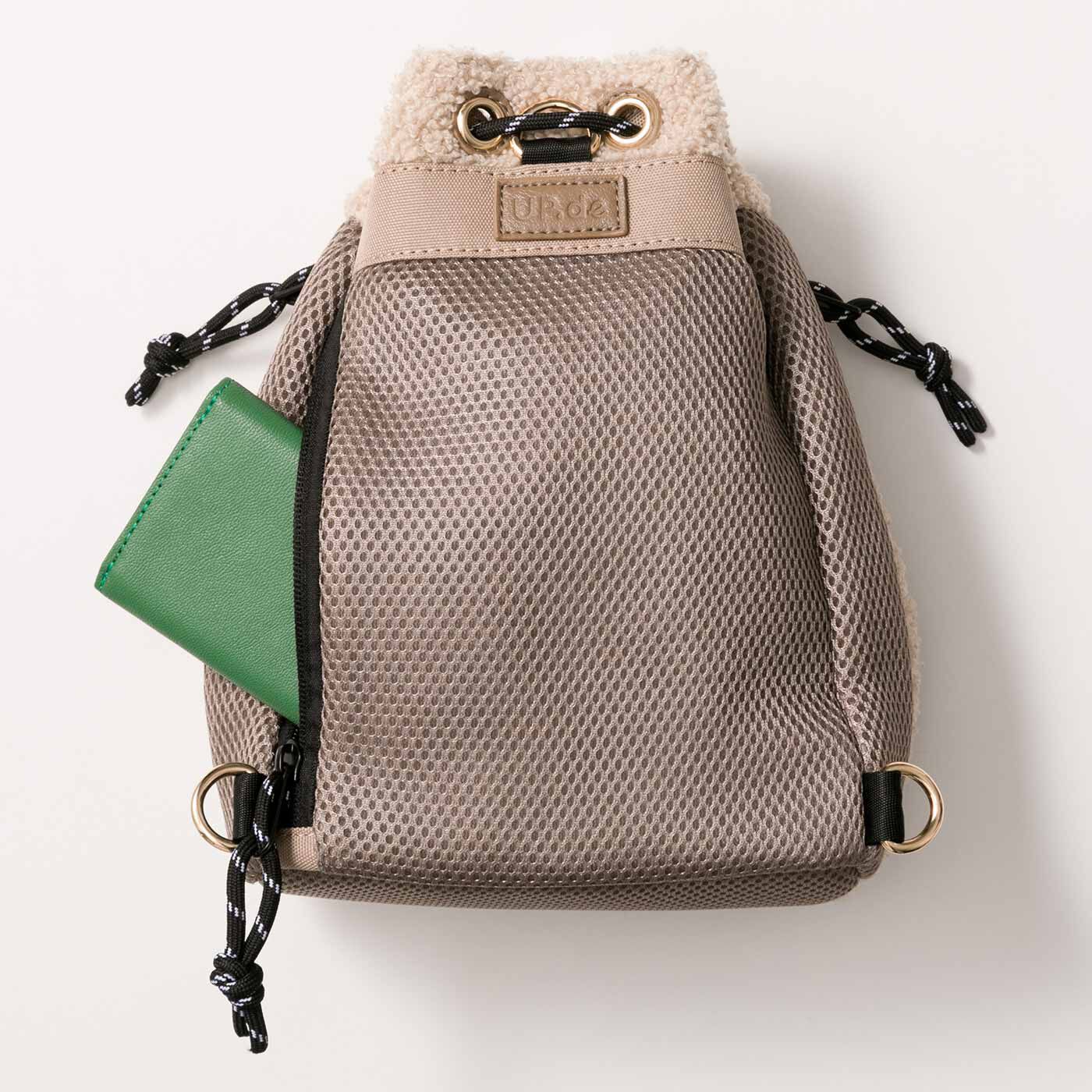 フェリシモの雑貨Kraso|UP.de　やさしくフィットしてサッと取り出せる プードルみたいな巾着（きんちゃく）ボディーバッグの会|すぐに取り出したいものは背面の独立ポケットへ。