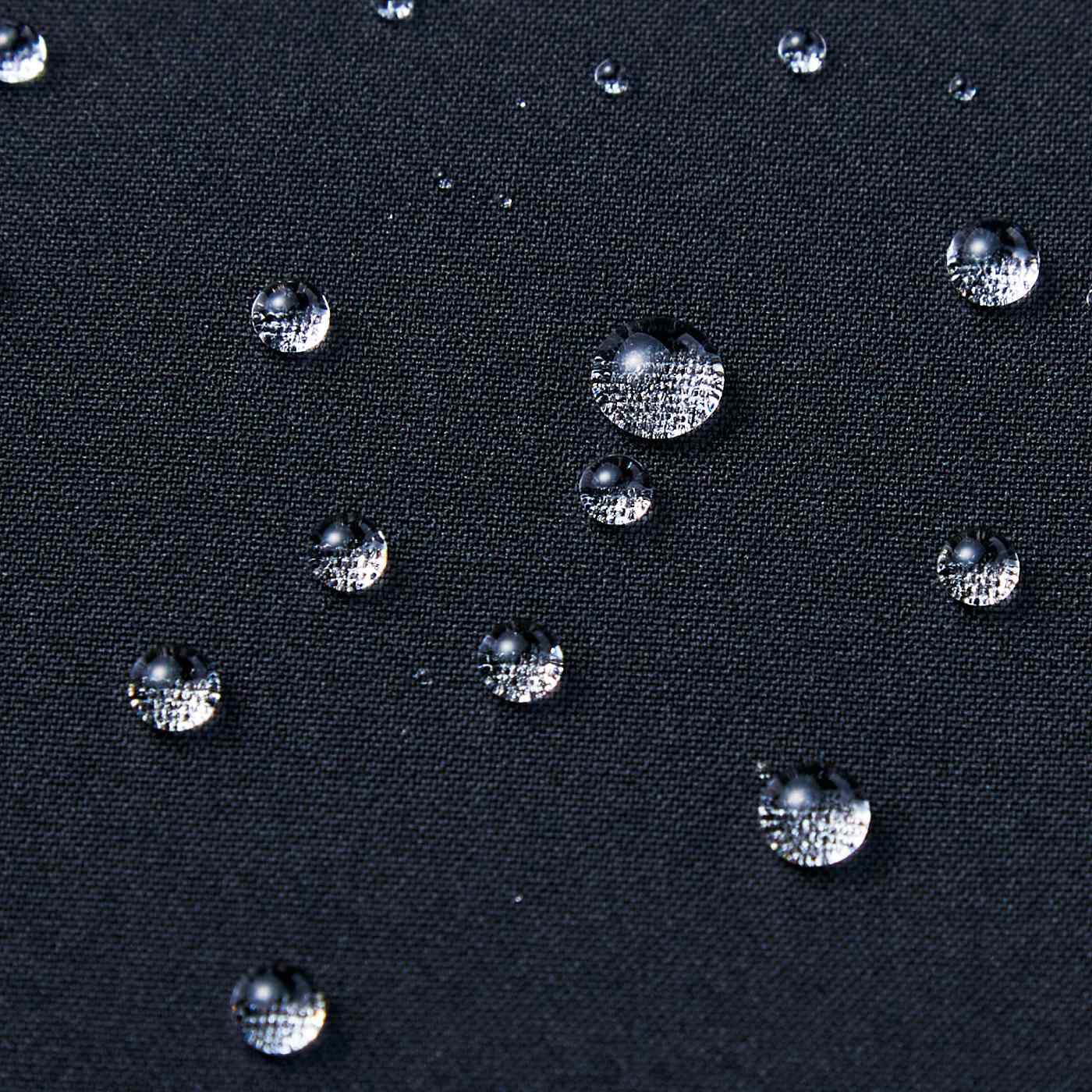 フェリシモの雑貨Kraso|UP.de　カーディガン感覚の薄軽ブラックラフジャケット〈UV対策/はっ水加工〉|はっ水加工をほどこした薄手の素材。