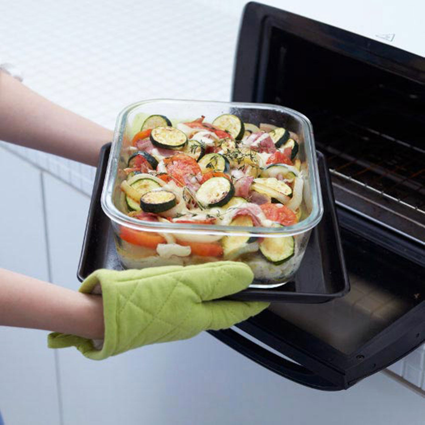フェリシモの雑貨 Kraso|ジョセフジョセフ 冷凍保存からオーブン調理まで  重ねて収納ネストガラスストレージ４サイズセット|たっぷりの野菜やベーコンを敷き詰めてオーブンで焼き、そのままテーブルへ。耐熱ガラスなので安心です。(オーブン使用時はふたを外してください。)