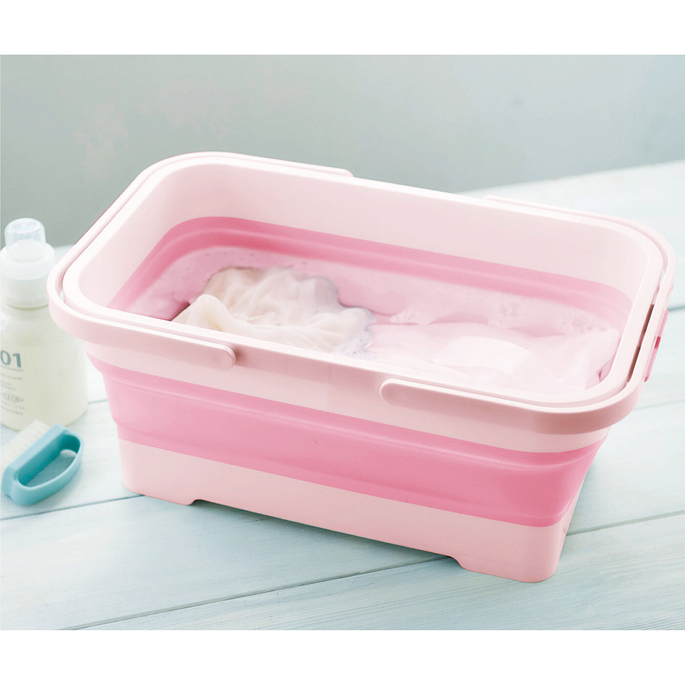 フェリシモの雑貨 クラソ|収納コンパクト！　水ぬき栓付き　じゃばらで折りたためる角形ソフトバスケット〈ピンク〉|洗濯もののつけ置き洗いに。