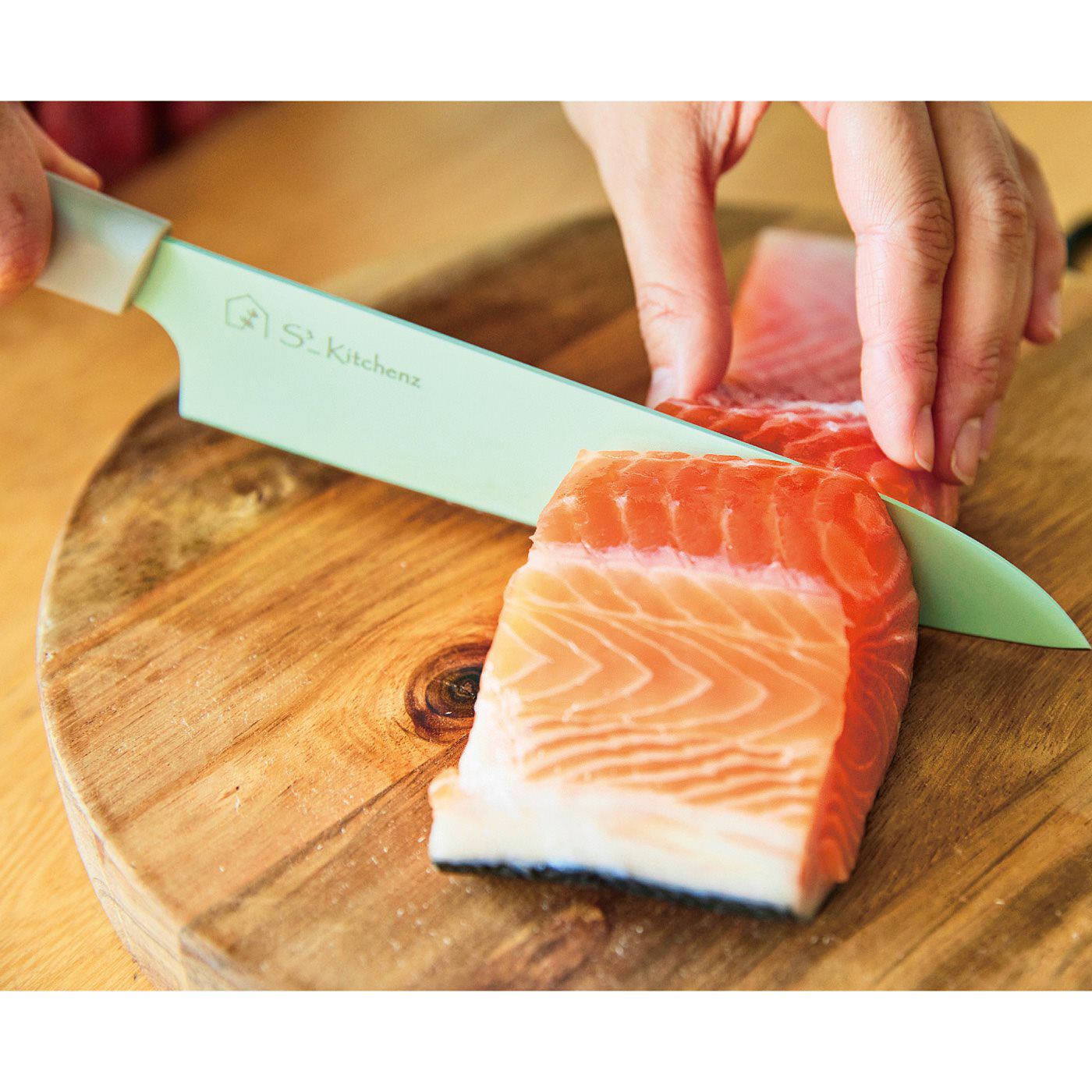 フェリシモの雑貨 Kraso|エスキューブキッチンズ　ふっ素加工で汚れが取れやすく　手際アップ かわいいシェフナイフ|刃渡りが長めなので、魚やブロック肉なども切りやすい。