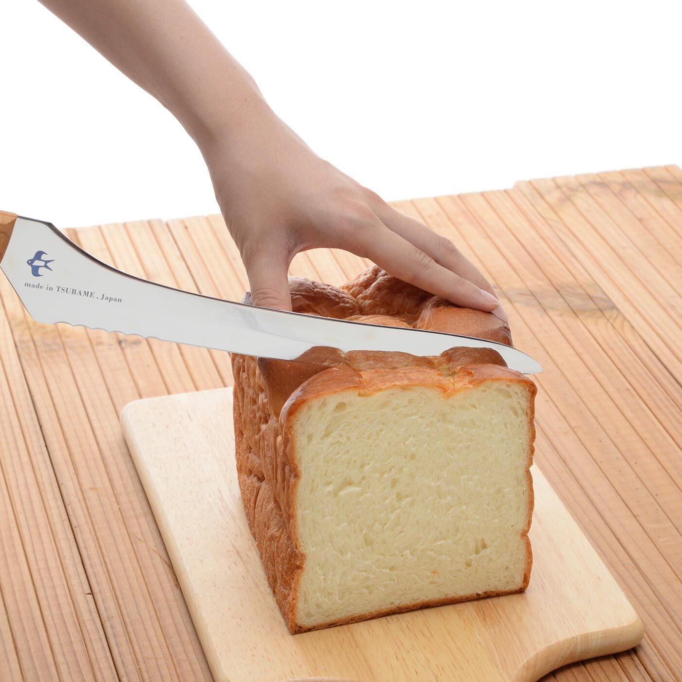 フェリシモの雑貨Kraso|波刃と直刃がポイント！ 硬くてもやわらかくてもきれいに切れるパンナイフ|やわらかいパンをつぶしてしまいがちな最初に、波刃がパンの端にスッと入ります