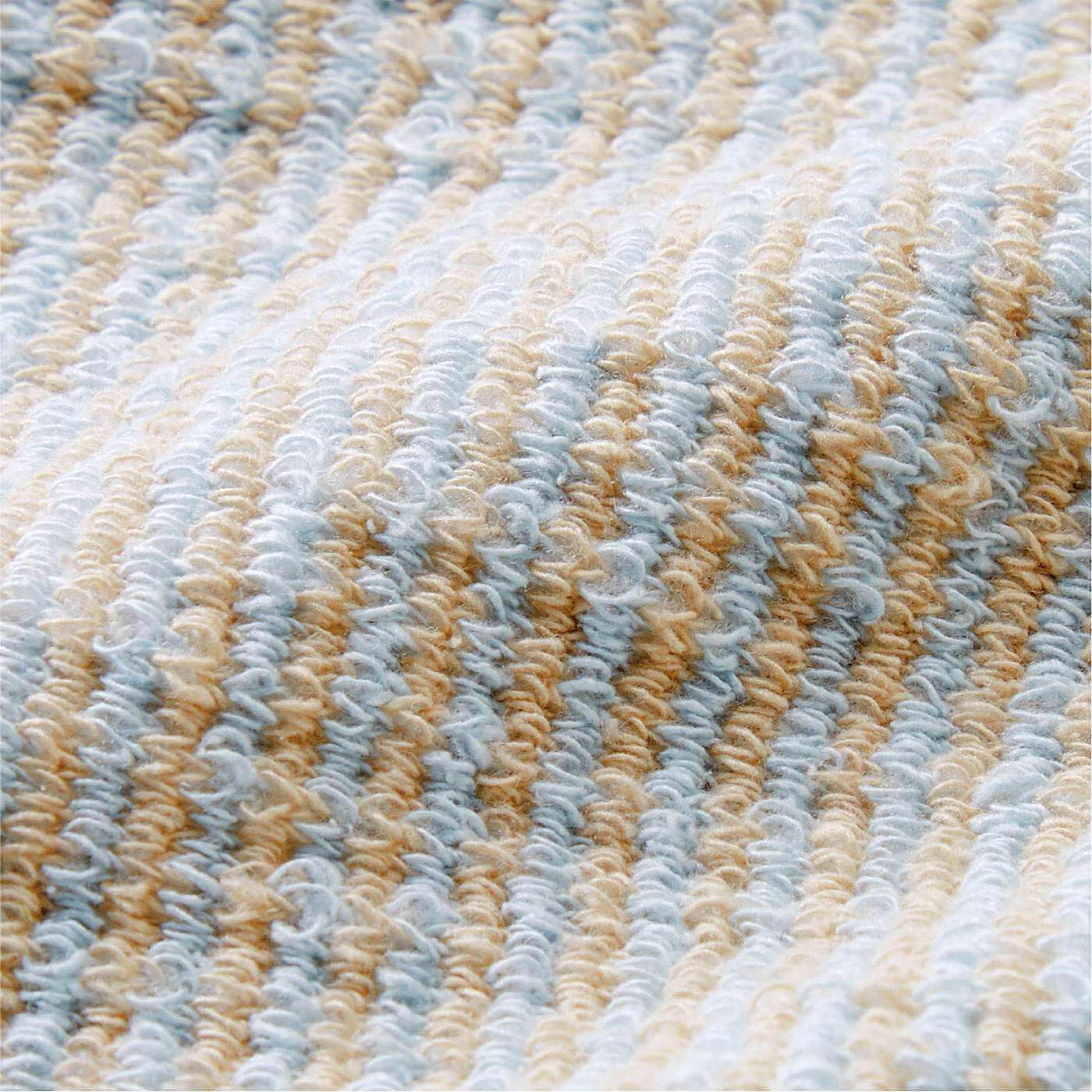 フェリシモの雑貨Kraso|一枚一枚ていねいに仕立てて　肌がよろこぶ ふっくらシルク混の枕カバーの会|ゆるやかに編み立てて、ふっくら軽い仕上がりに。