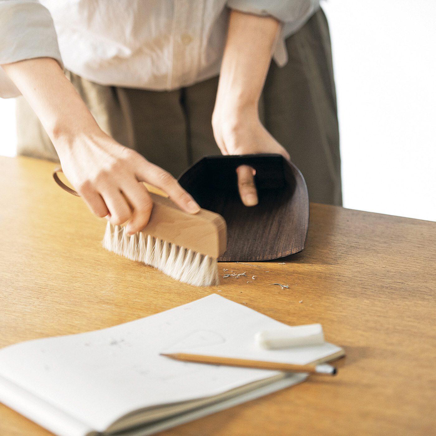 フェリシモの雑貨Kraso|1/d Table brush set　卓上用ほうきちりとりセット|消しゴムかすもサッとひと掃き。