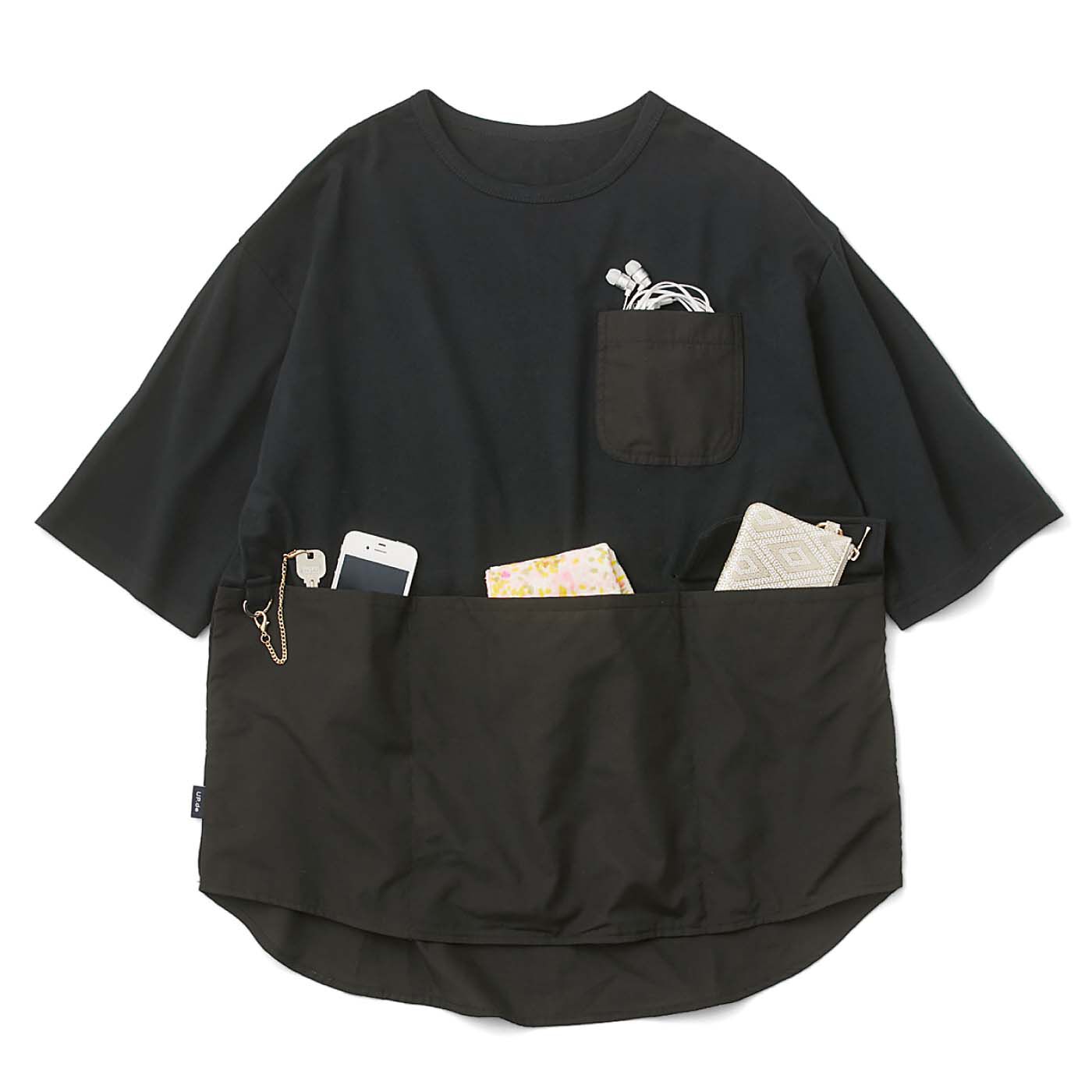 フェリシモの雑貨 Kraso|UP.de　着られるバッグ 身軽にお出かけポケットいっぱい手ぶらTシャツの会|〈ブラック〉 4つのポケットに必需品を入れて。