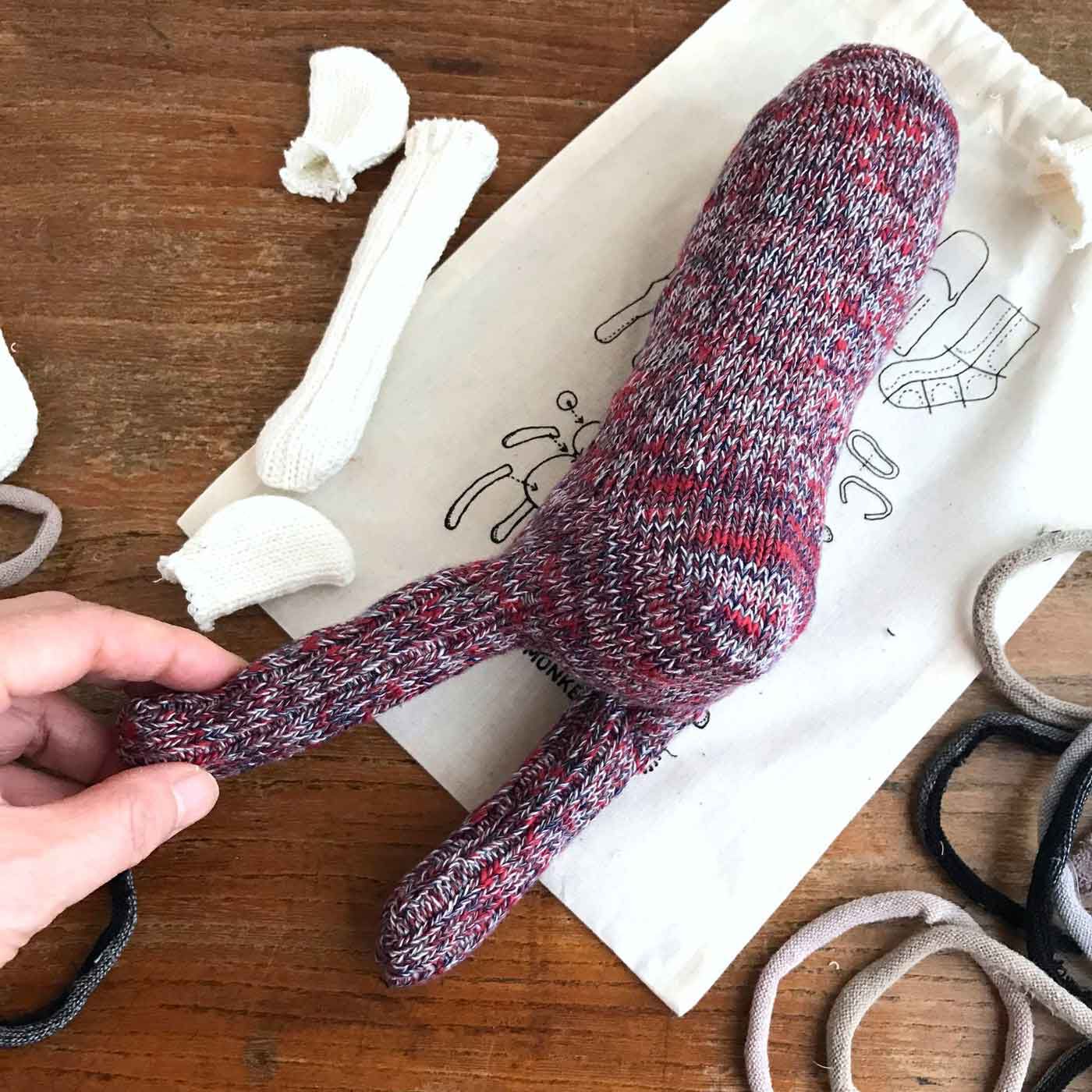 フェリシモの雑貨 Kraso|残糸で編んだ靴下と端材で作るおさるのぬいぐるみキット〈巾着付き〉|フーズノート店主作。ちょっと詰め物が多すぎたかな。まぁいいや！フィーリングで作るのだ。