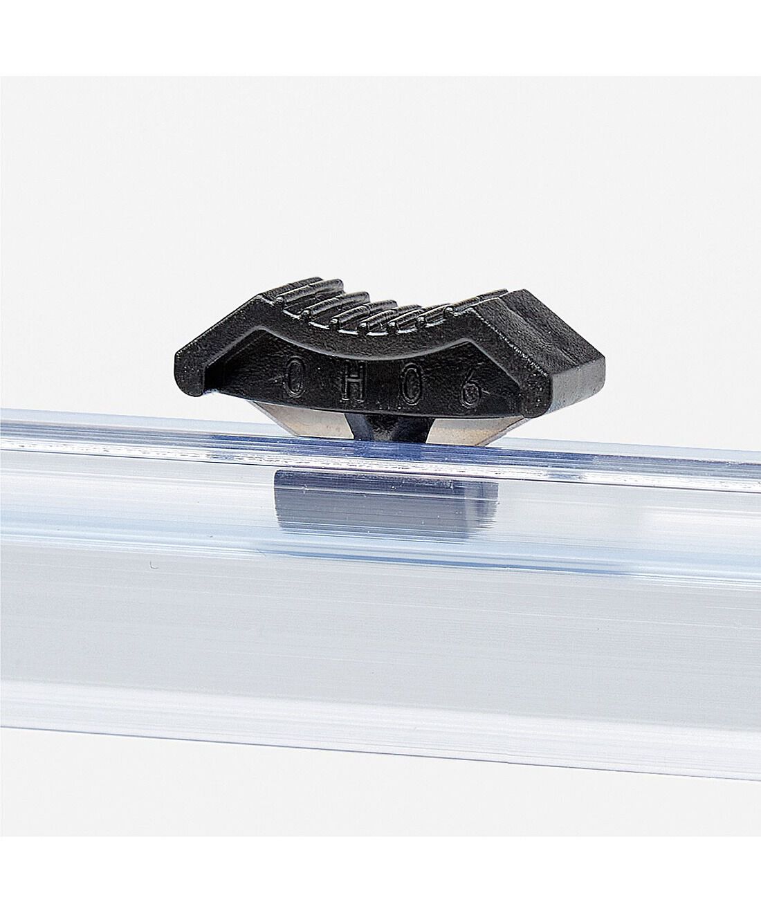 フェリシモの雑貨 Kraso|エスキューブキッチンズ　スライドするだけできれいに切れる　ラップカッター|左右どちらからでもカットできるスライダー。