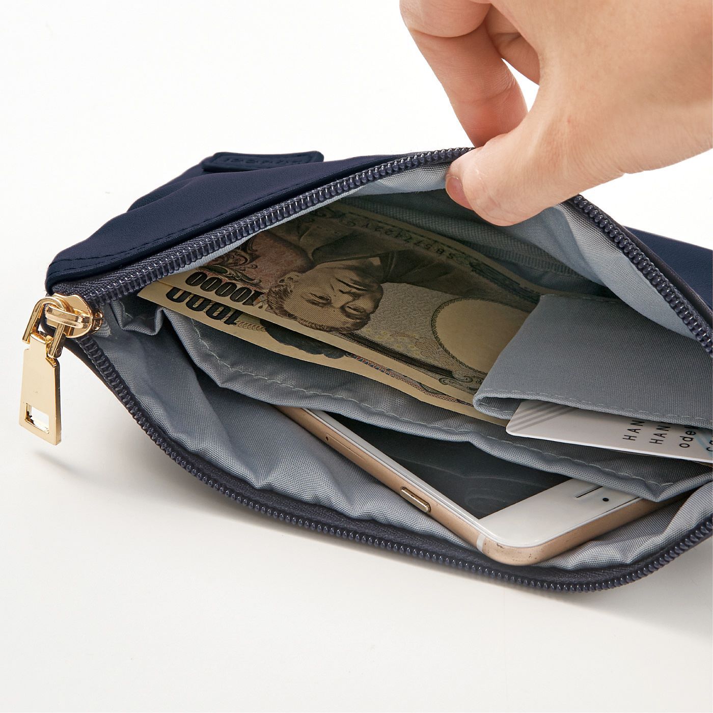 フェリシモの雑貨 Kraso|Squee!　かぎ・メイク・携帯&お財布 アイテム別に付け替えできる　３連ポーチセットの会|大ポーチは、お財布仕様の仕切りやカードポケット付き。