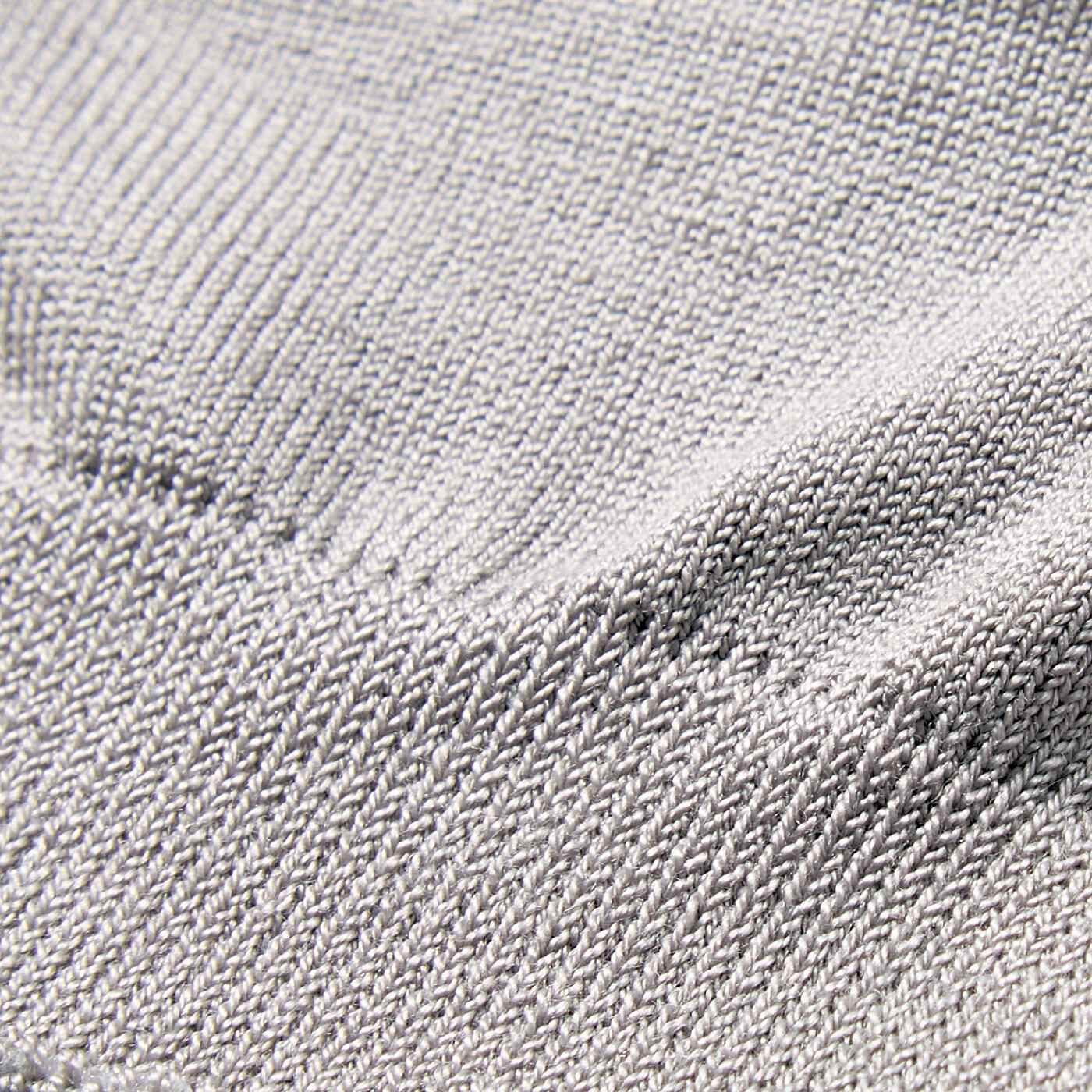 フェリシモの雑貨 Kraso|立体設計で足先リラックス　くつろぎ5本指シルク靴下の会|表糸はシルクの絹紡糸100％でさらっと滑らか。