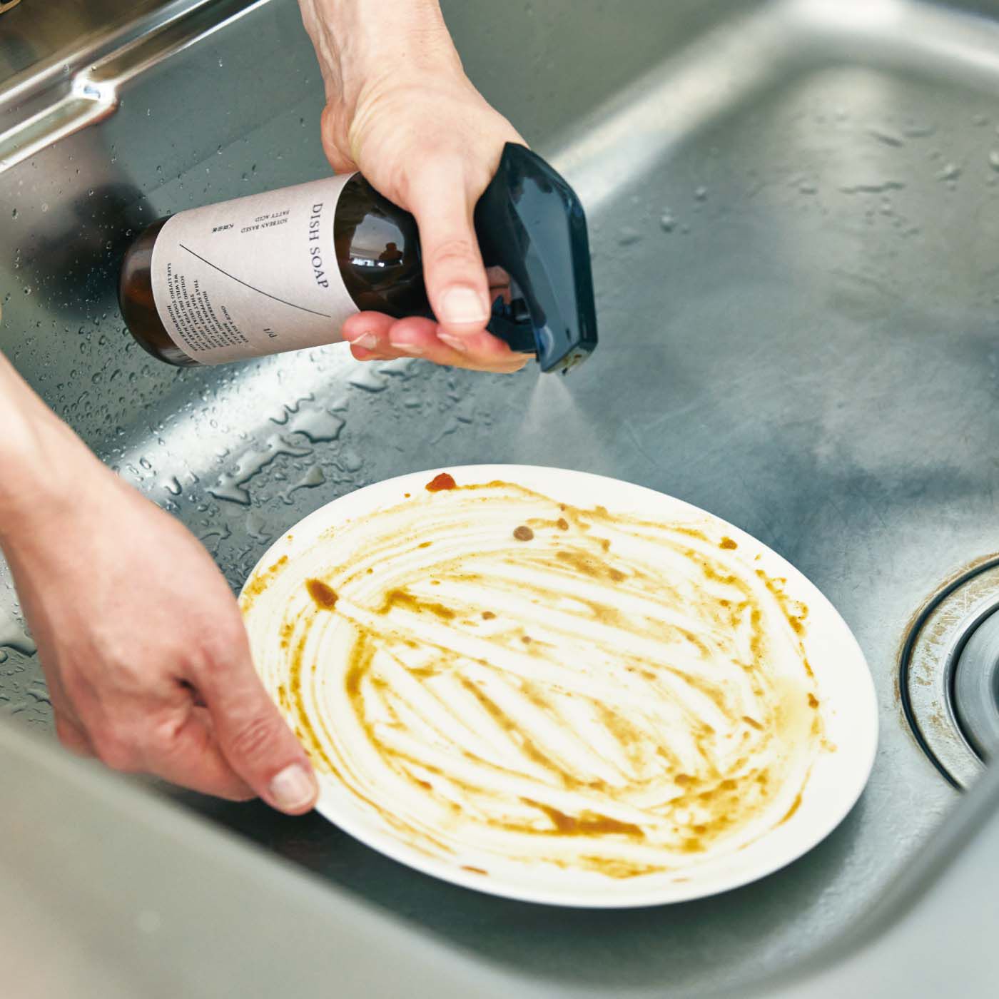フェリシモの雑貨Kraso|1/d DISH SOAP 食器用洗剤原液（詰め替え用）の会|汚れたお皿に直接スプレーして、軽くこするだけ。大豆のナノ粒子が汚れを浮き上がらせるので、数分おくと汚れ落ちがよくなります。