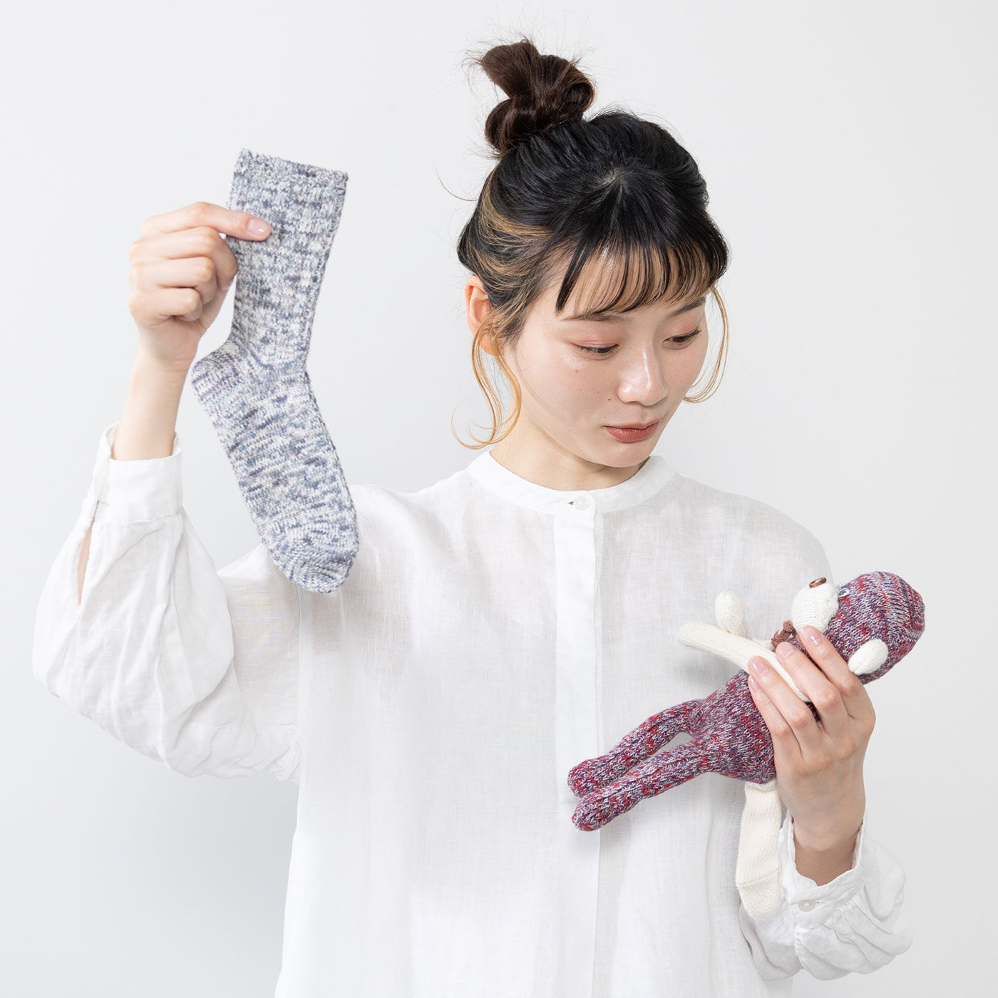 フェリシモの雑貨Kraso|残糸で編んだ靴下と端材で作るおさるのぬいぐるみキット〈巾着付き〉|この靴下が…おさるに！？